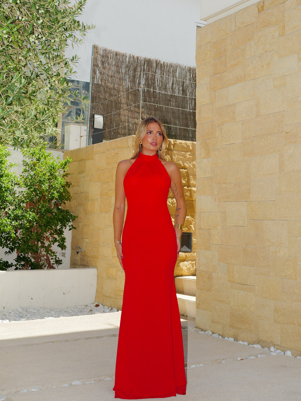 Vestido comprido vermelho com decote halter e laço
