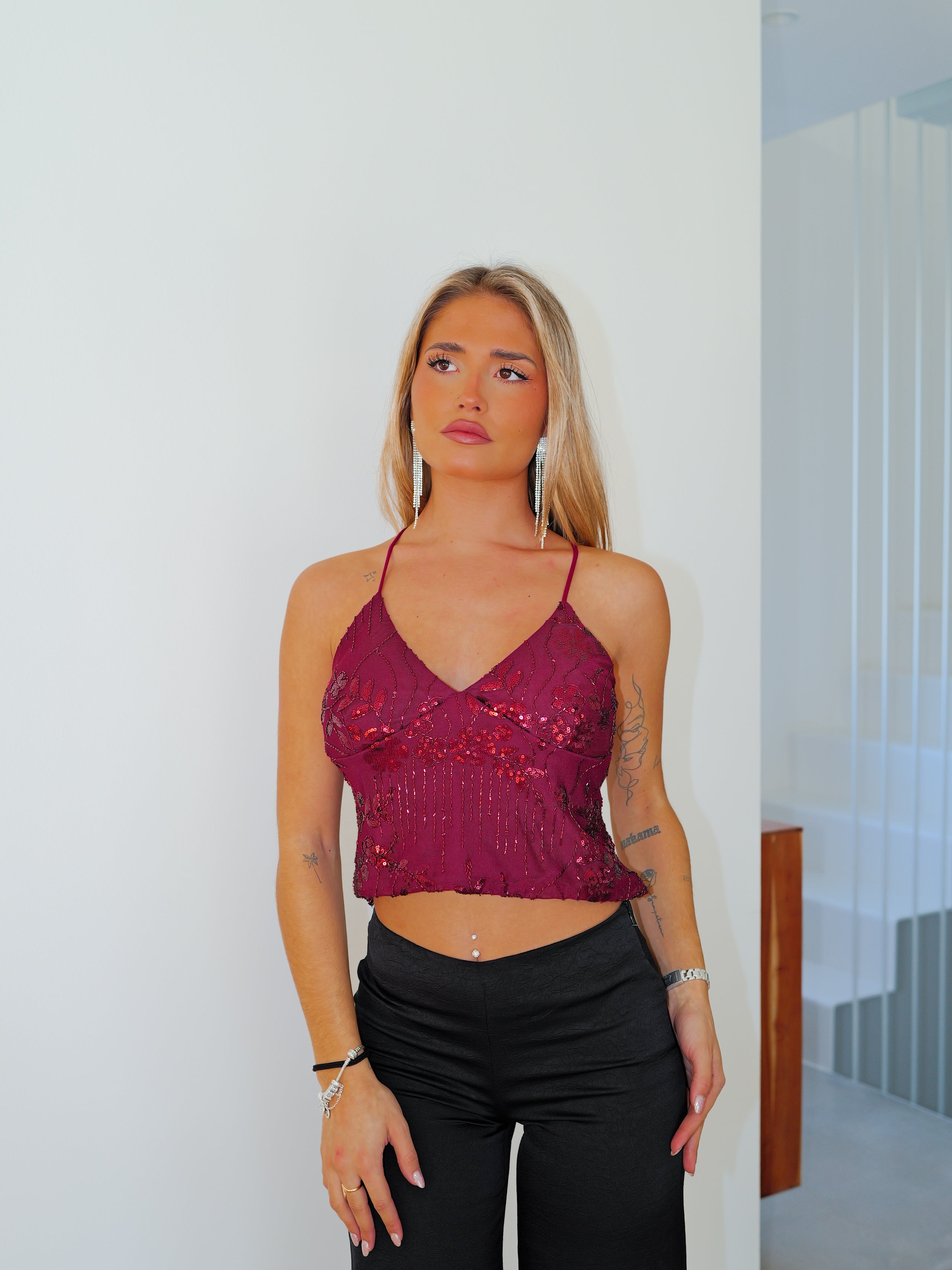 Top tulle detalles entrelazado burdeos