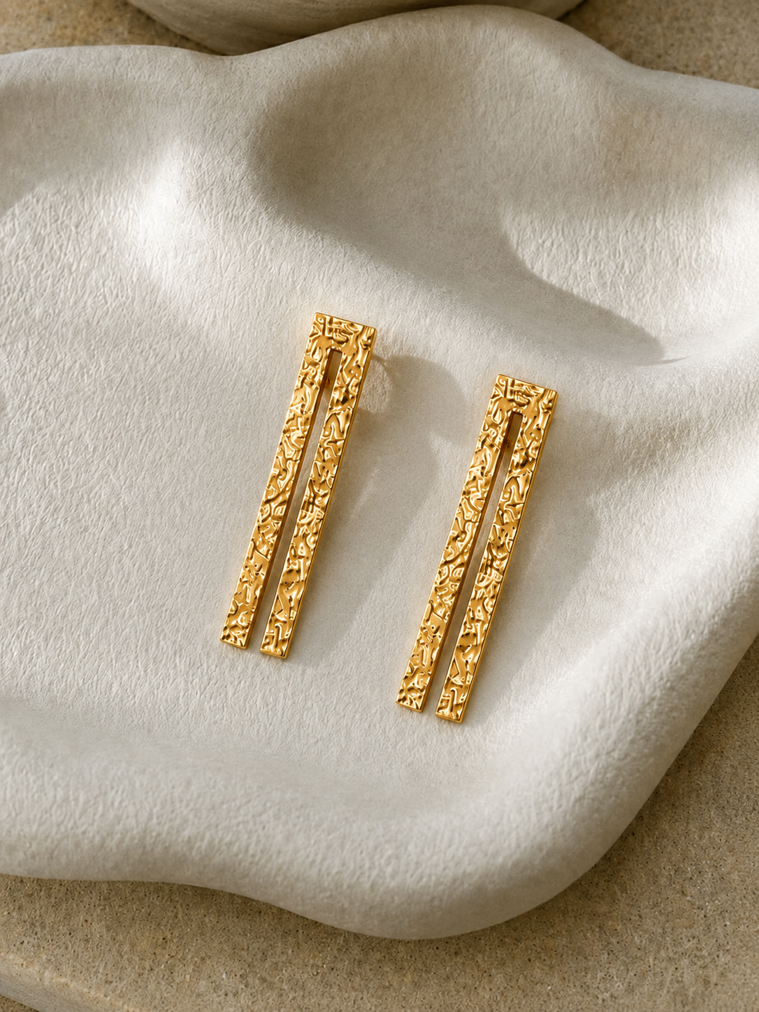 Pendientes largos picados dorados