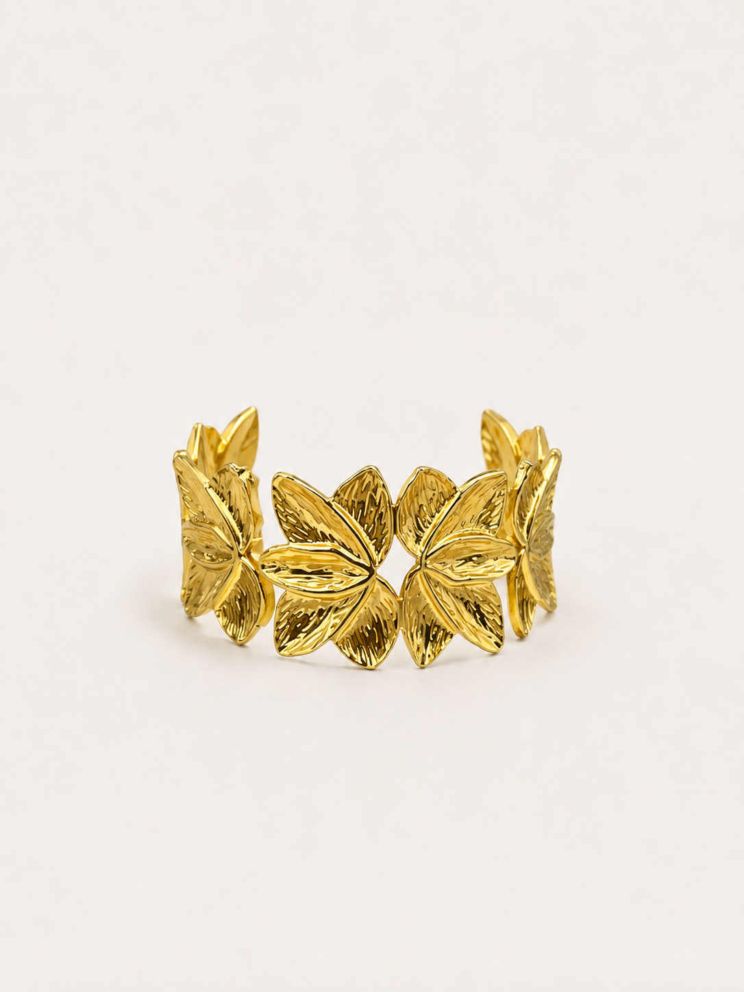 Brazalete efecto flor dorado