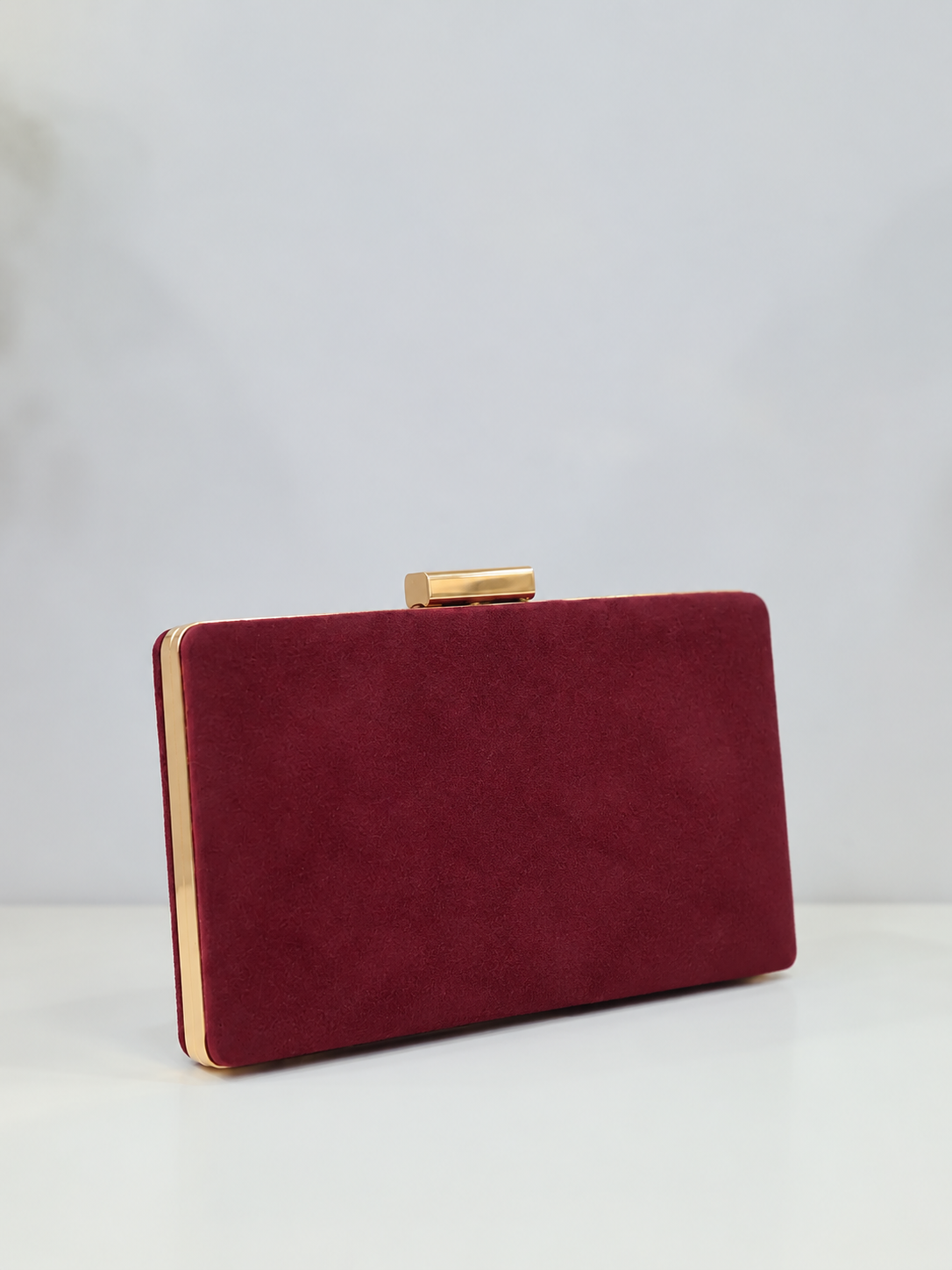 Bordeaux-colored horizontal clutch