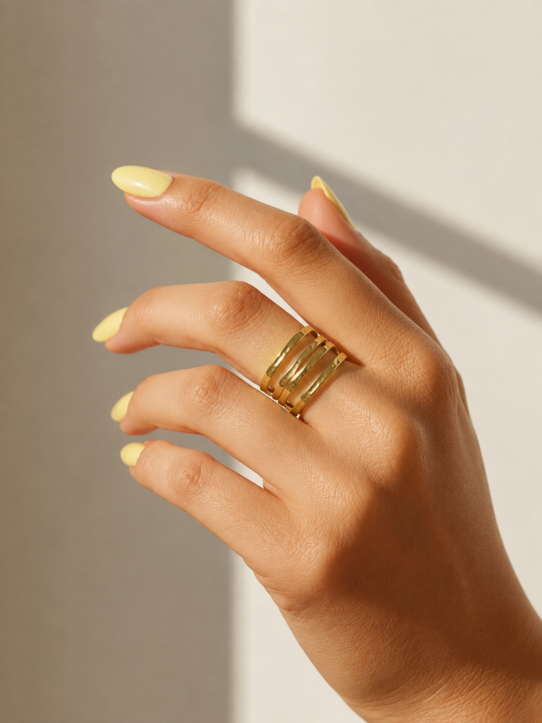 Anello con fasce dorate
