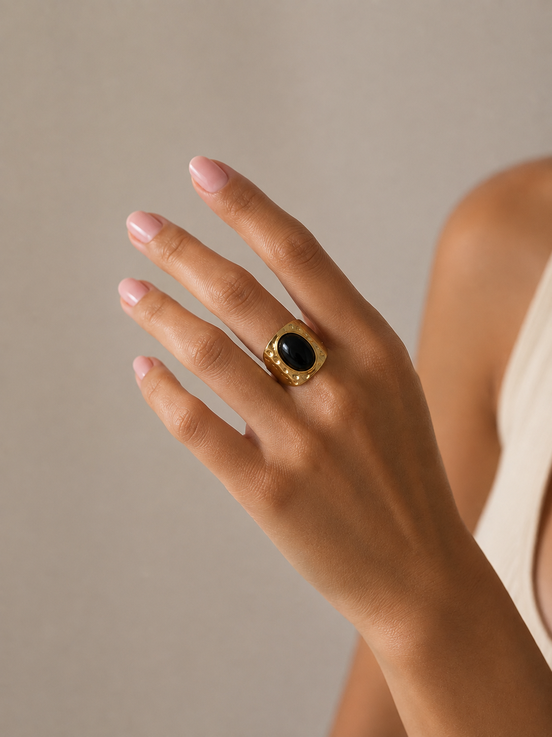 Anillo dorado piedra negra
