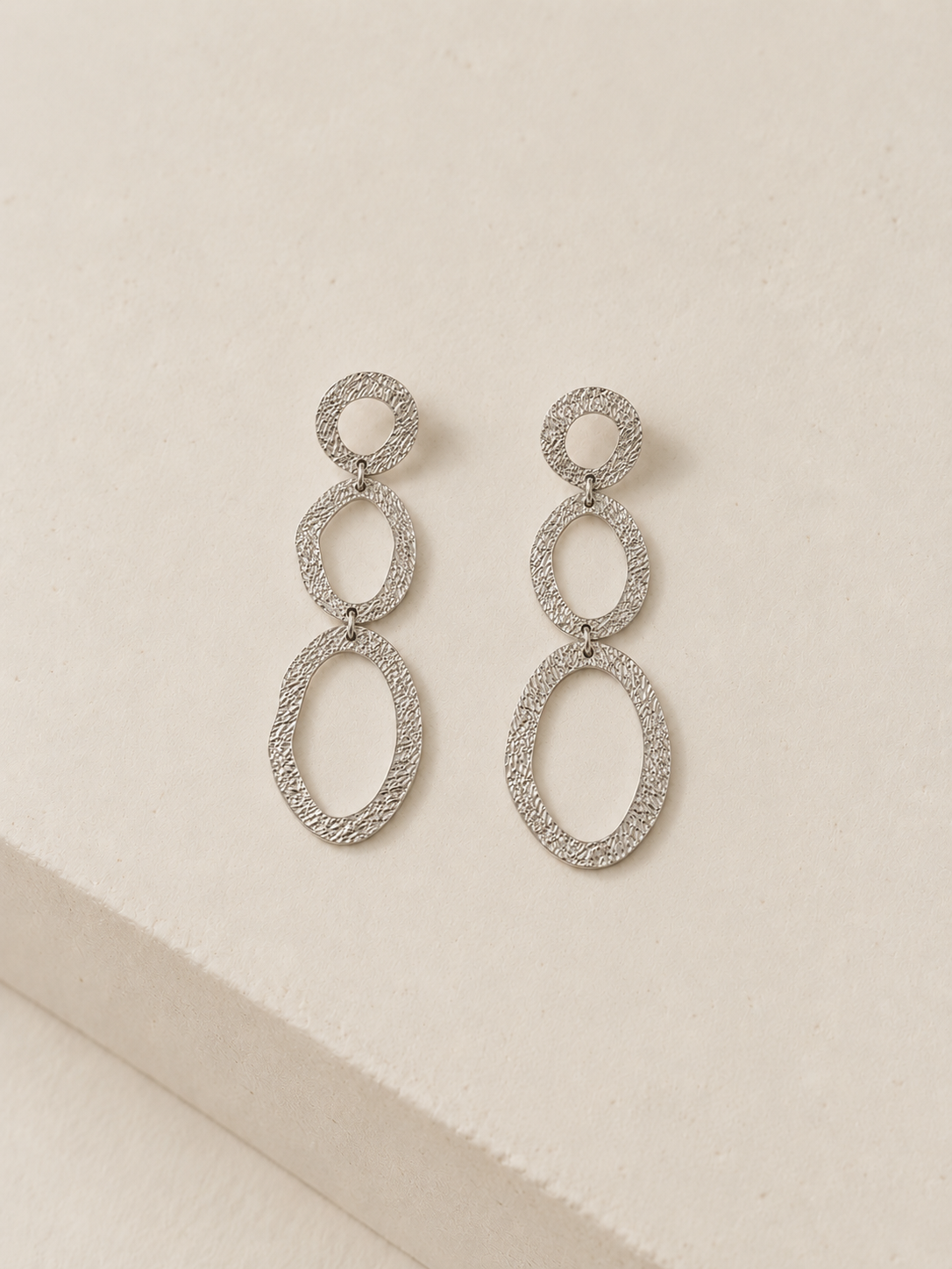 Pendientes óvalos picados plateados