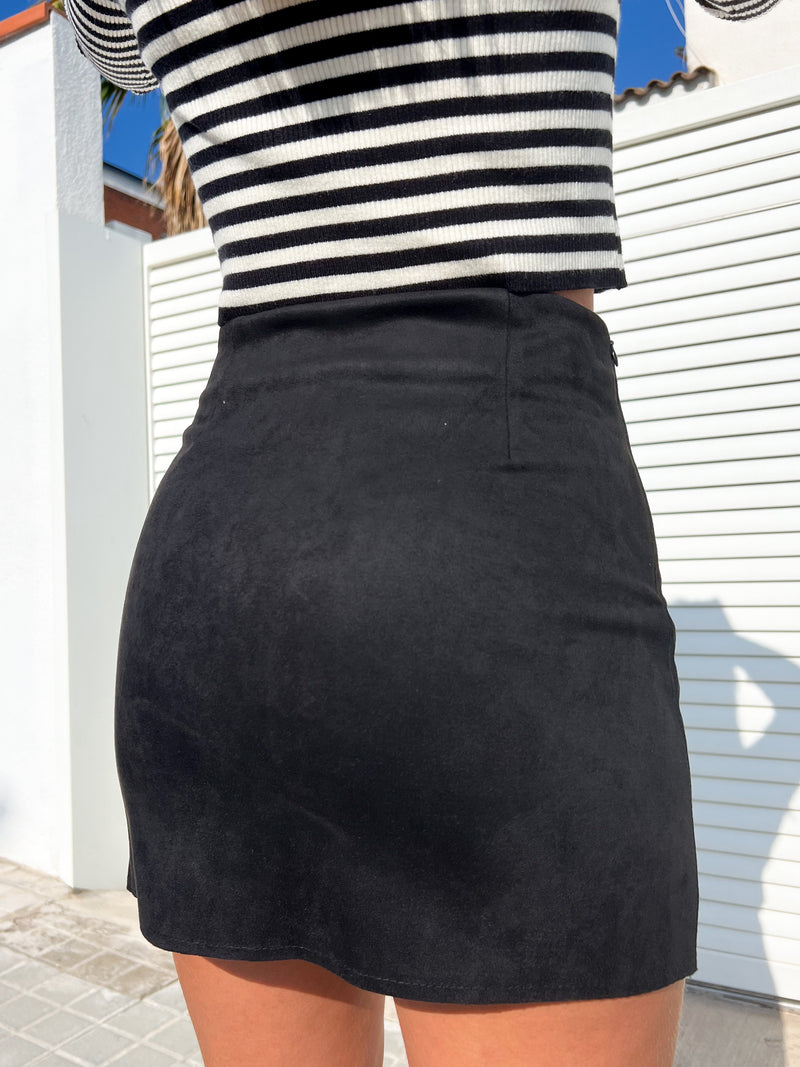 Minifalda ante negro