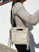 Bolso piel lisa flecos crema