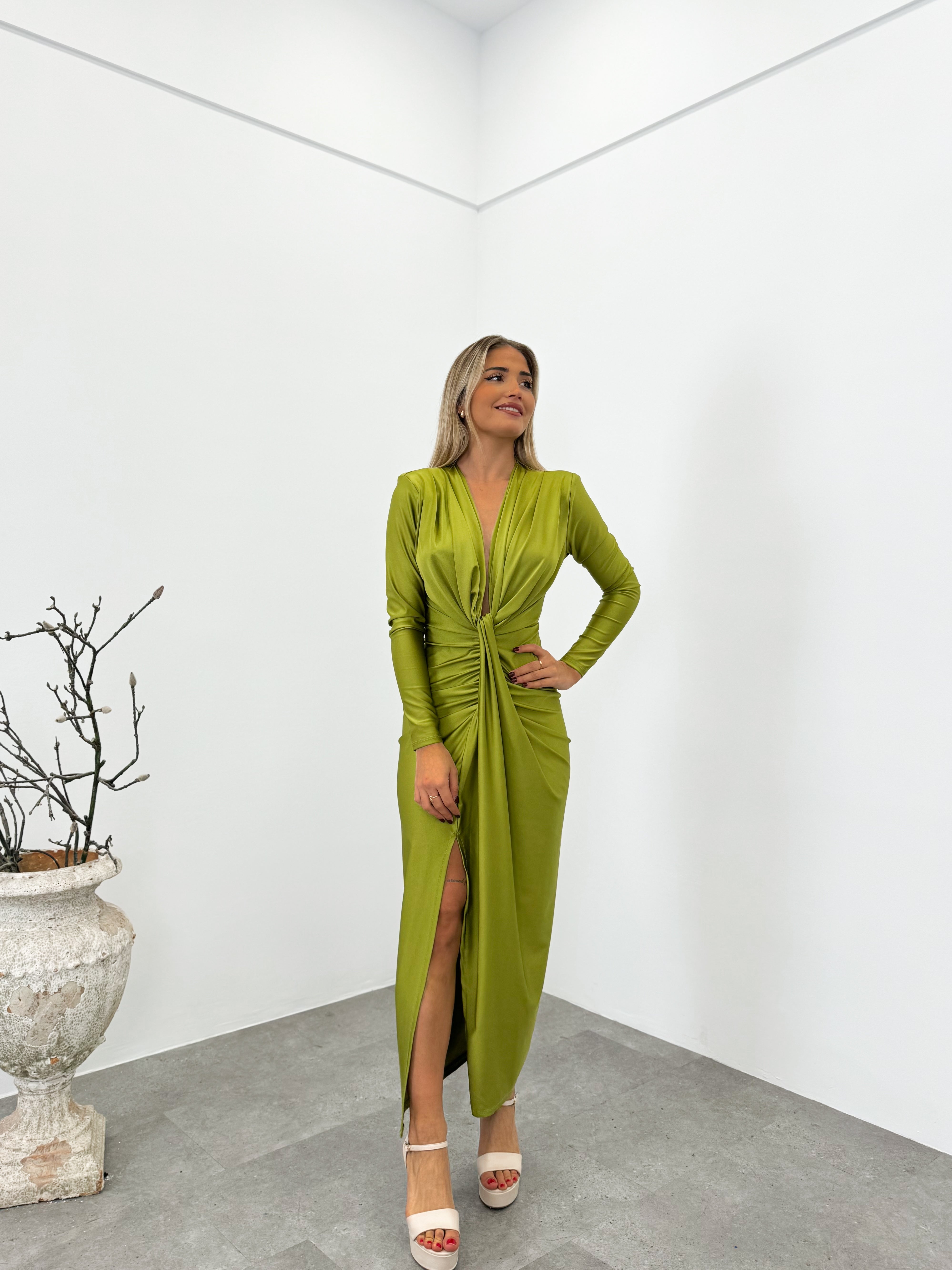 Abito con maniche annodate color oliva