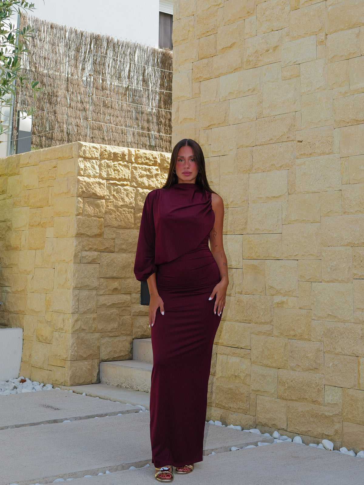 Vestido largo manga asim capa burdeos