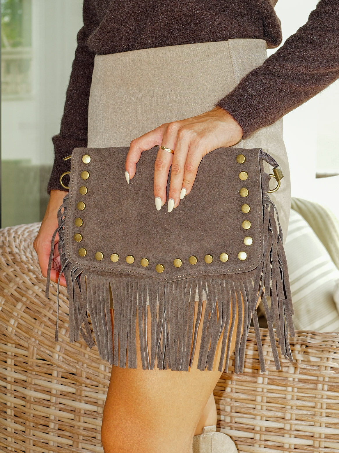 Bolso flecos tachuelas chocolate