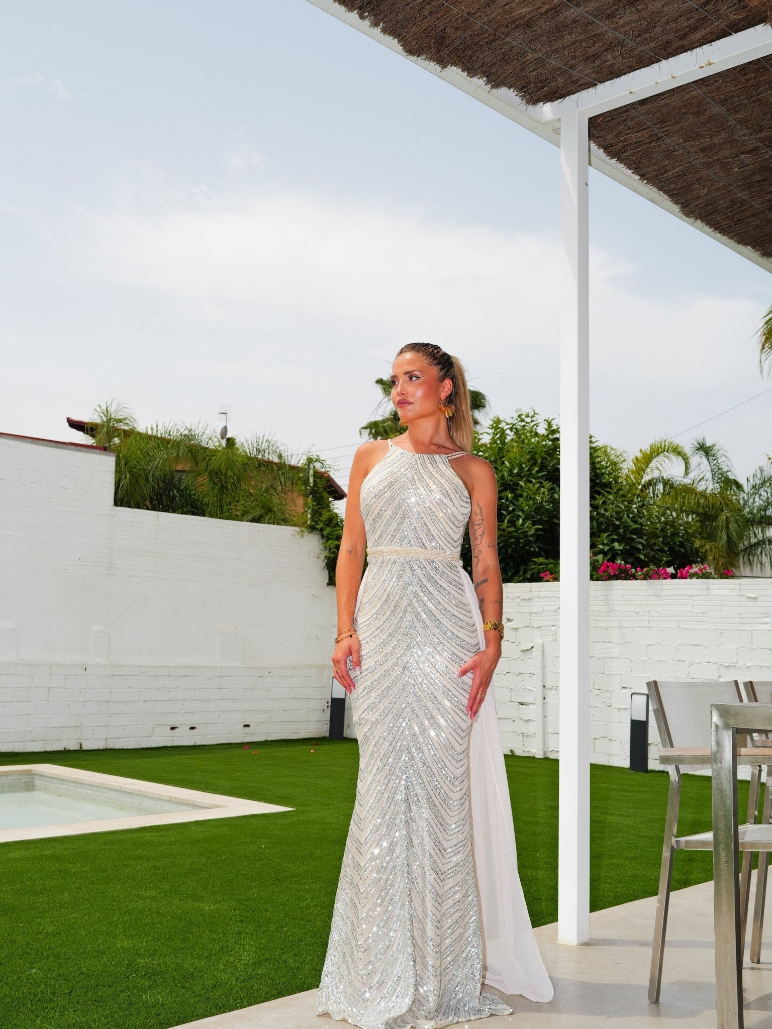 Abito halter con strass e strascico beige - SORELLAS