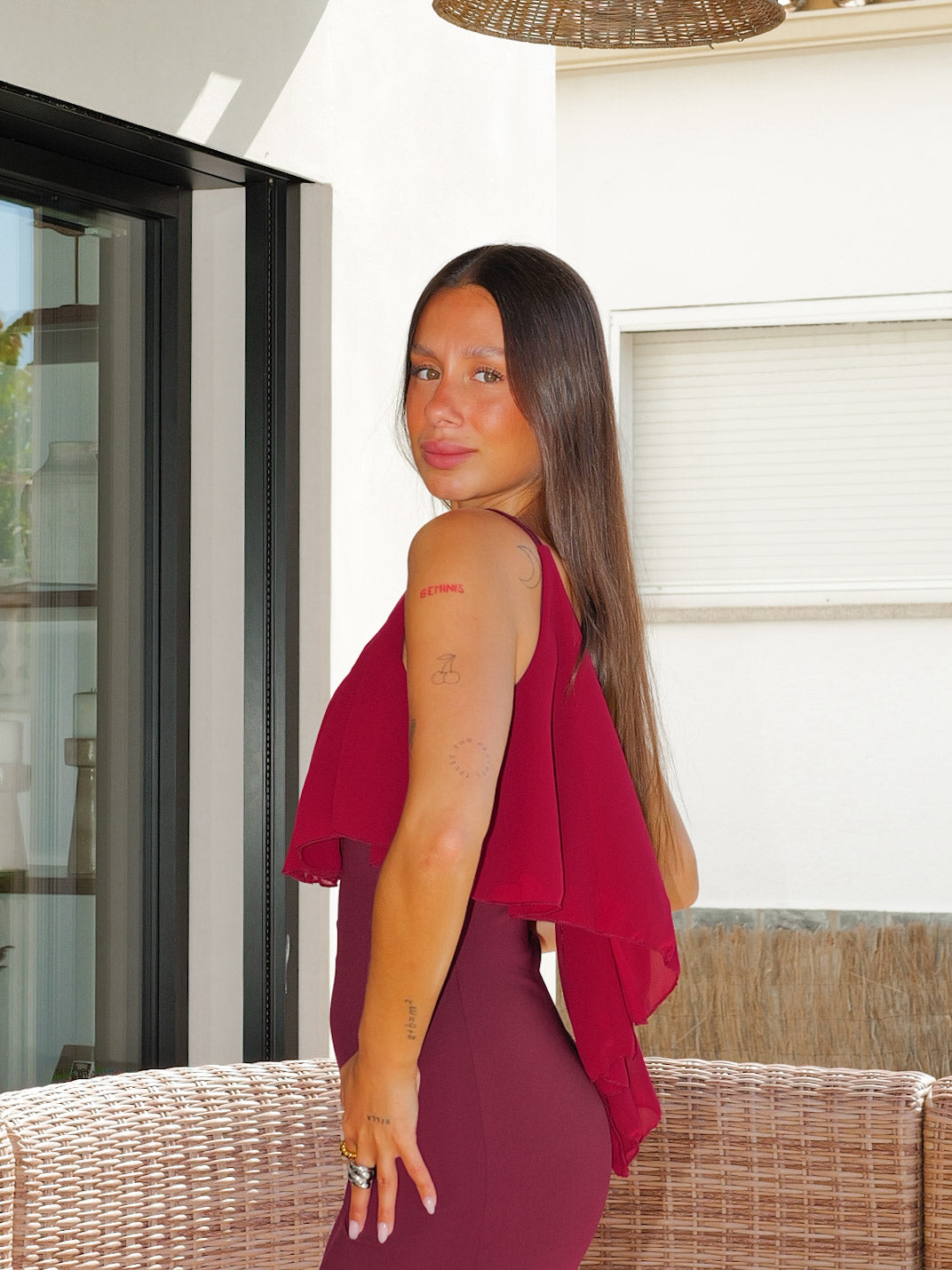 Vestido tirantes escote volantes burdeos
