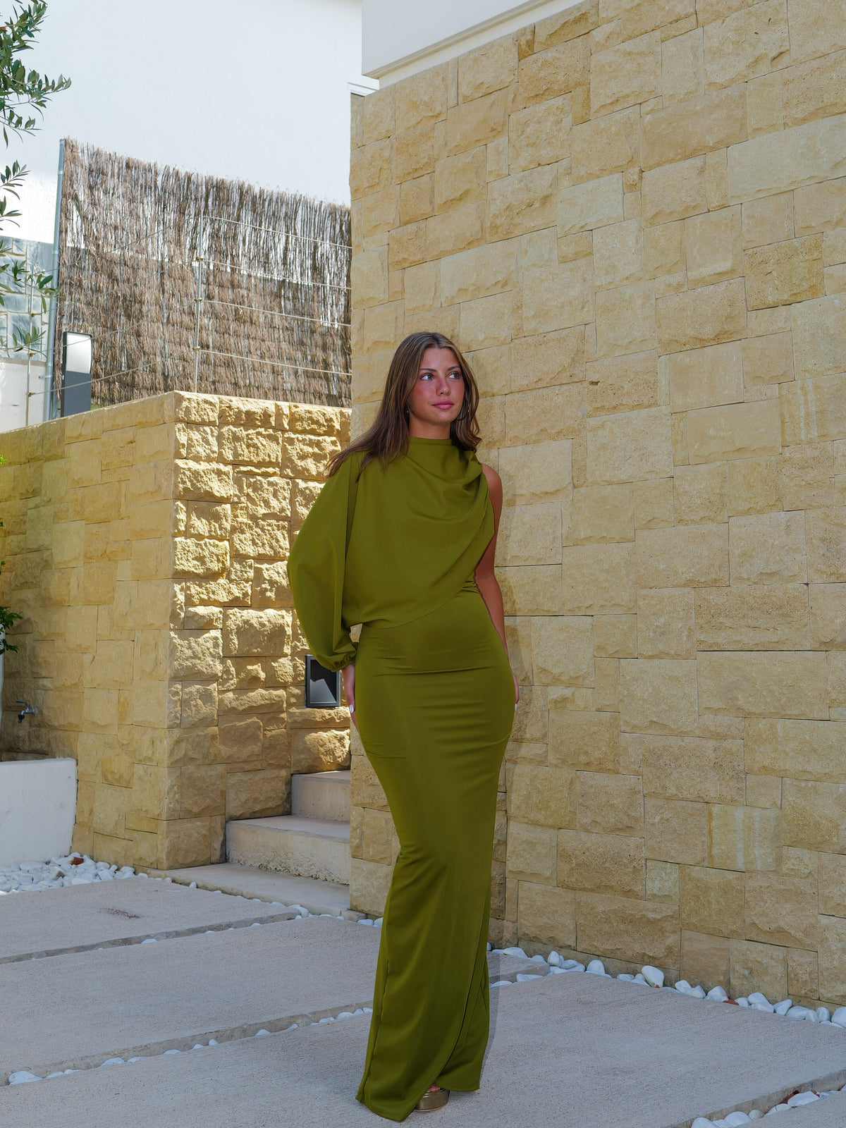 Vestido largo manga asim capa oliva