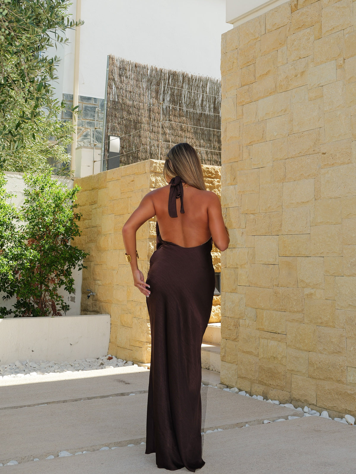 Vestido largo raso espalda halter chocolate