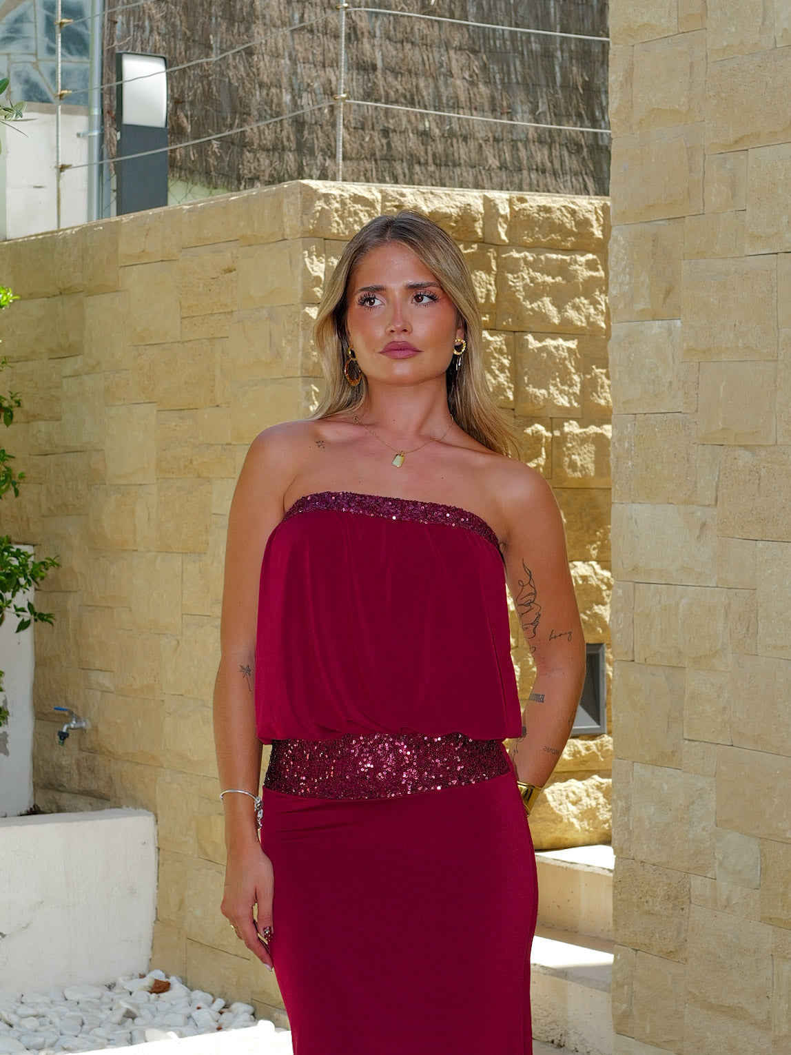 Abito lungo con stampa a glitter color bordeaux