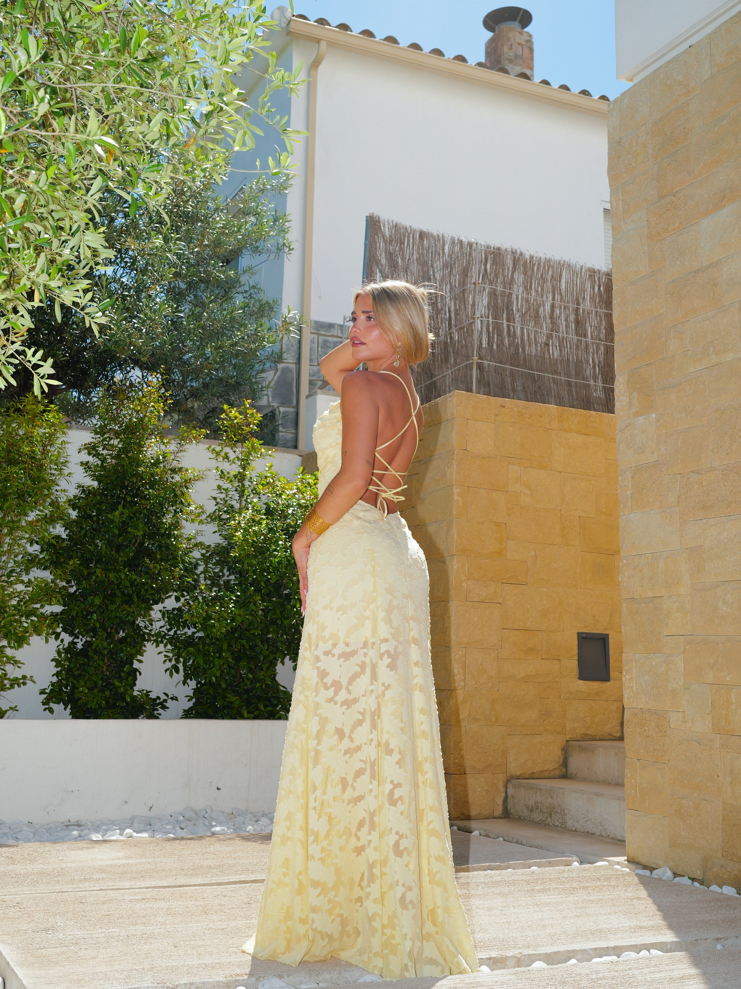 Vestido largo cascada relieves amarillo
