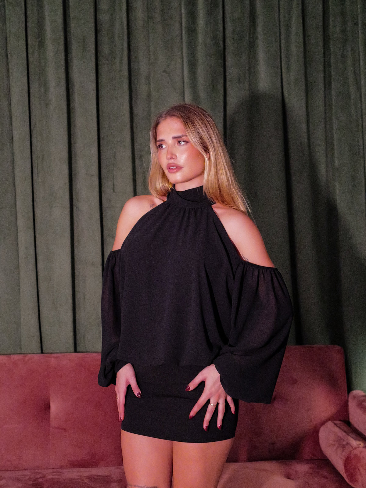 Vestido mini hombro descubierto negro