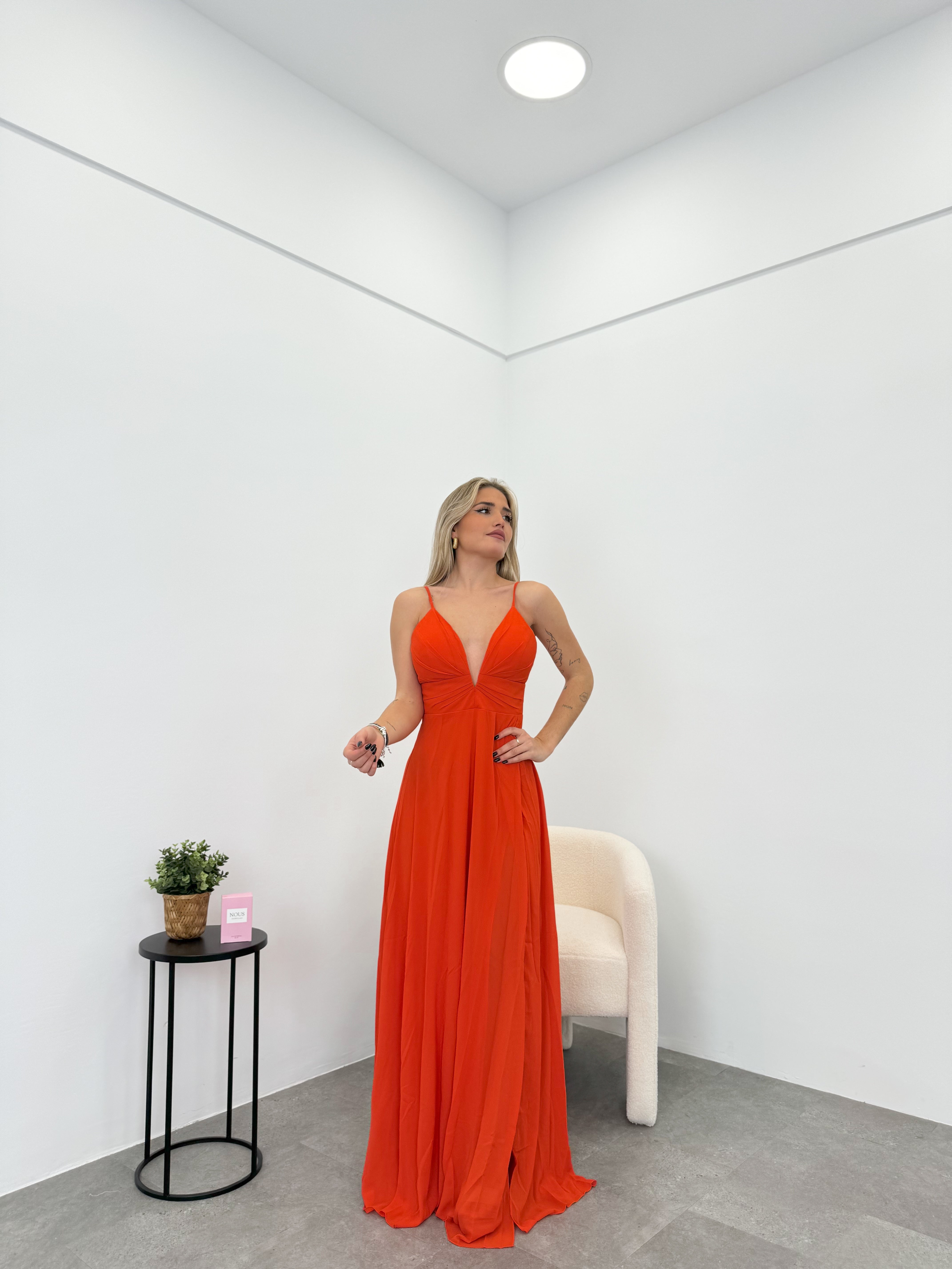 Vestido crepe pico naranja