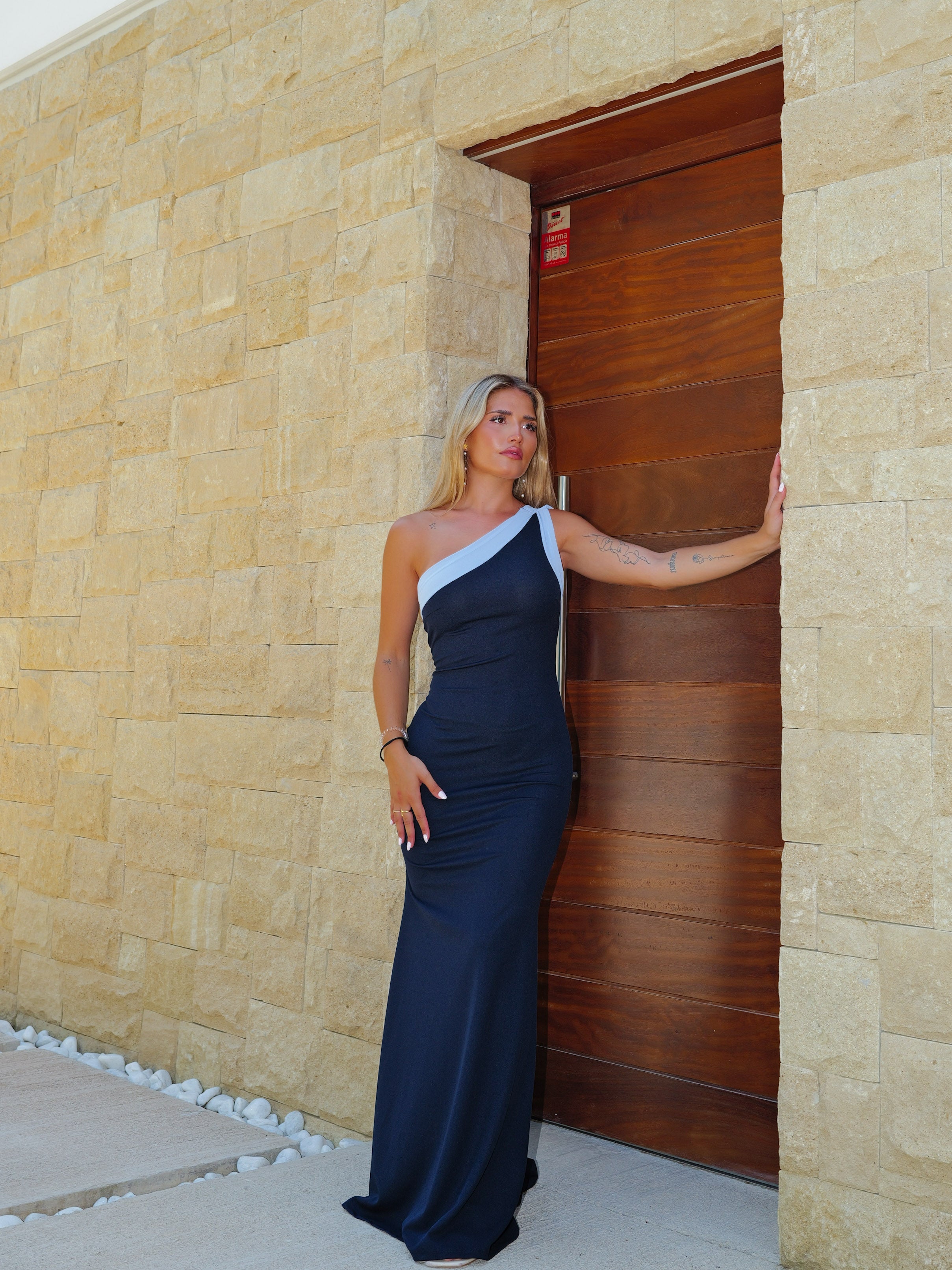 Vestido assimétrico com alças nas costas em azul-marinho