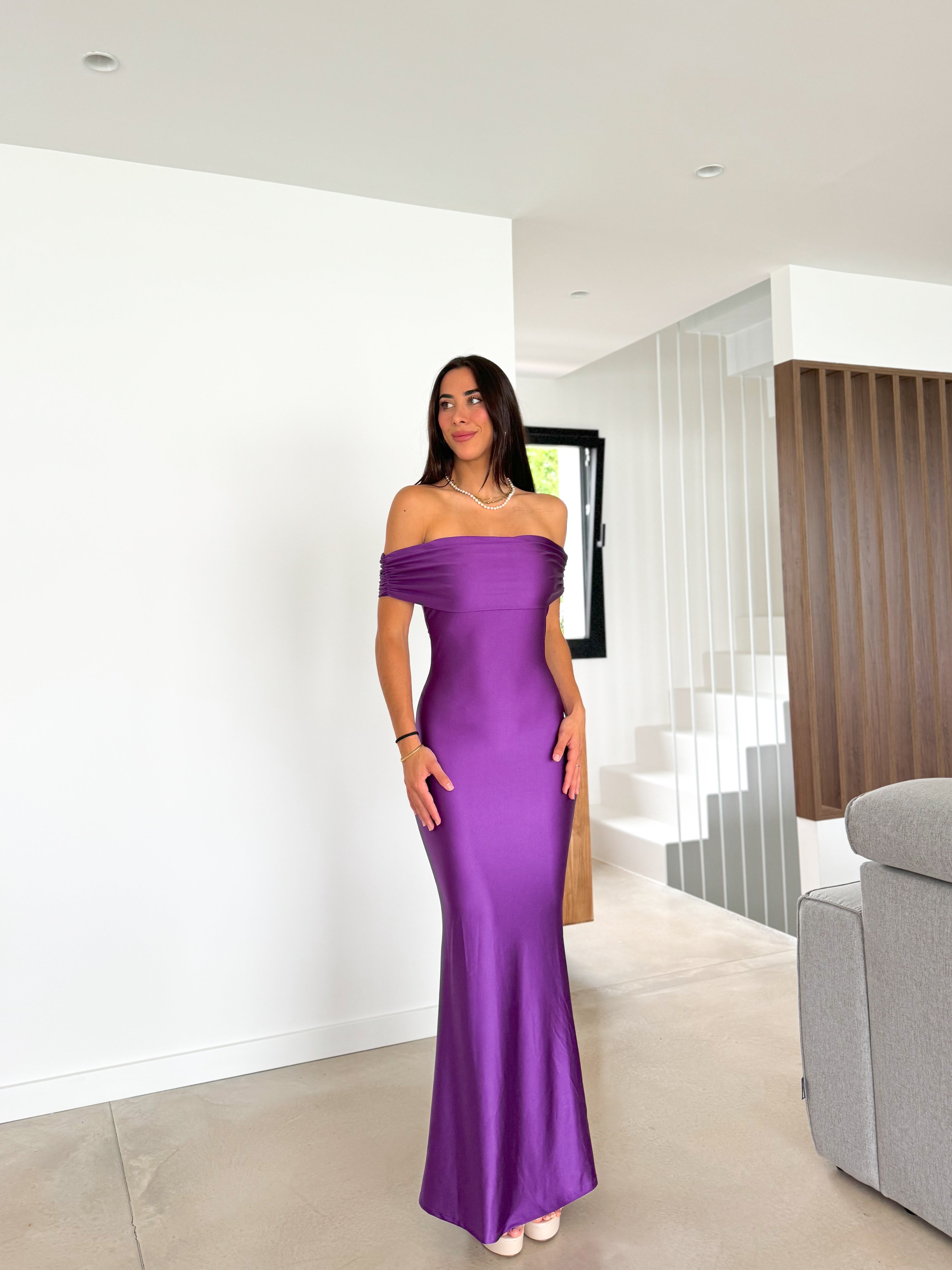 Vestido satin bardot espalda morado