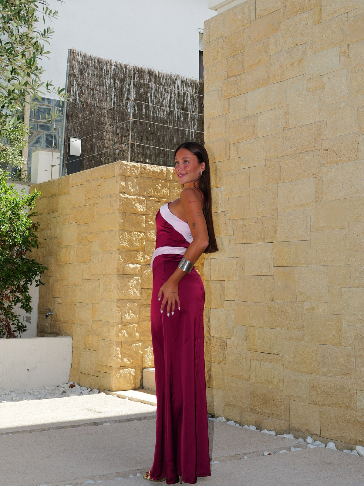 Vestido halter raso bicolor berenjena