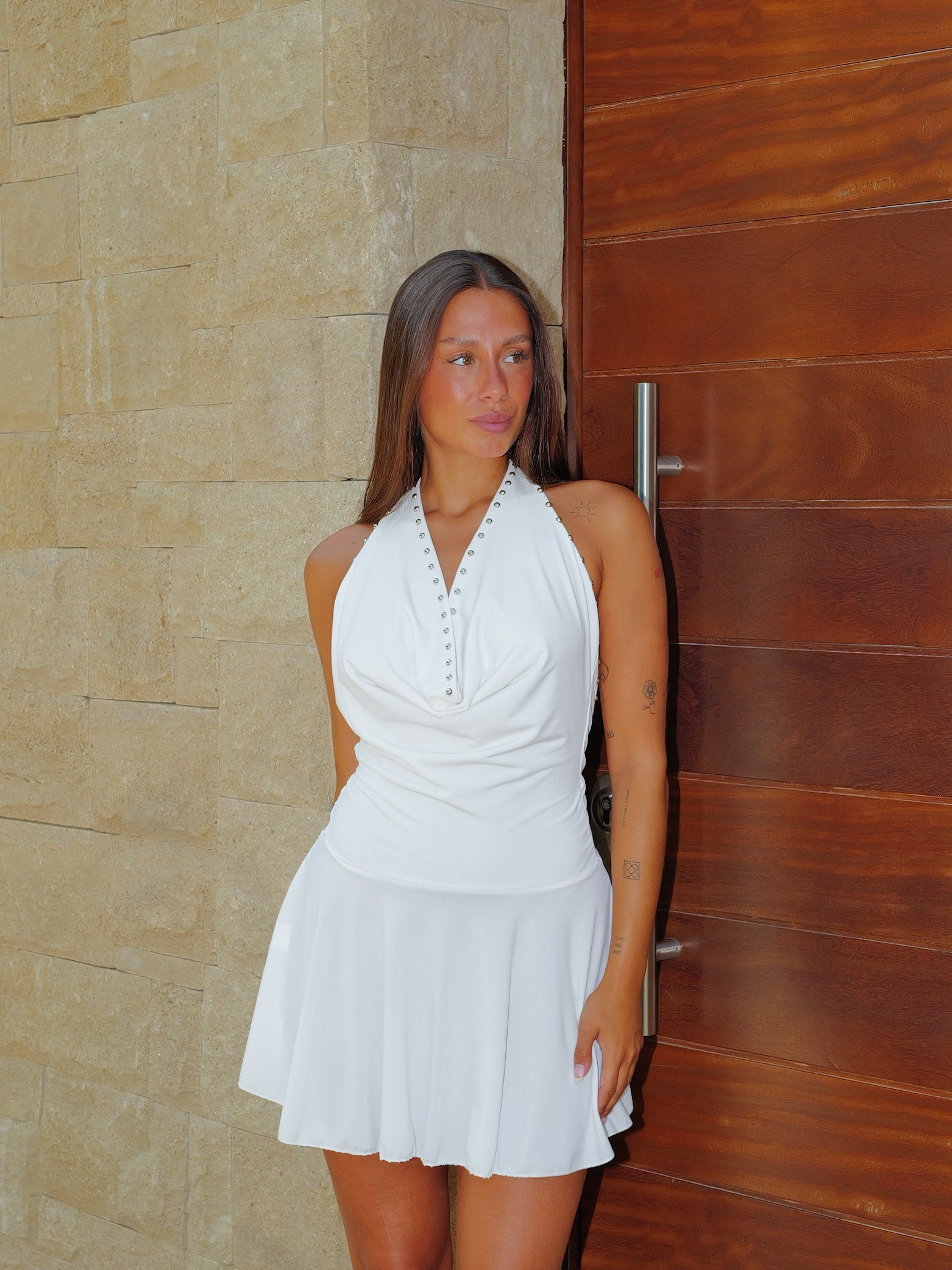 Vestido mini halter tachuelas blanco