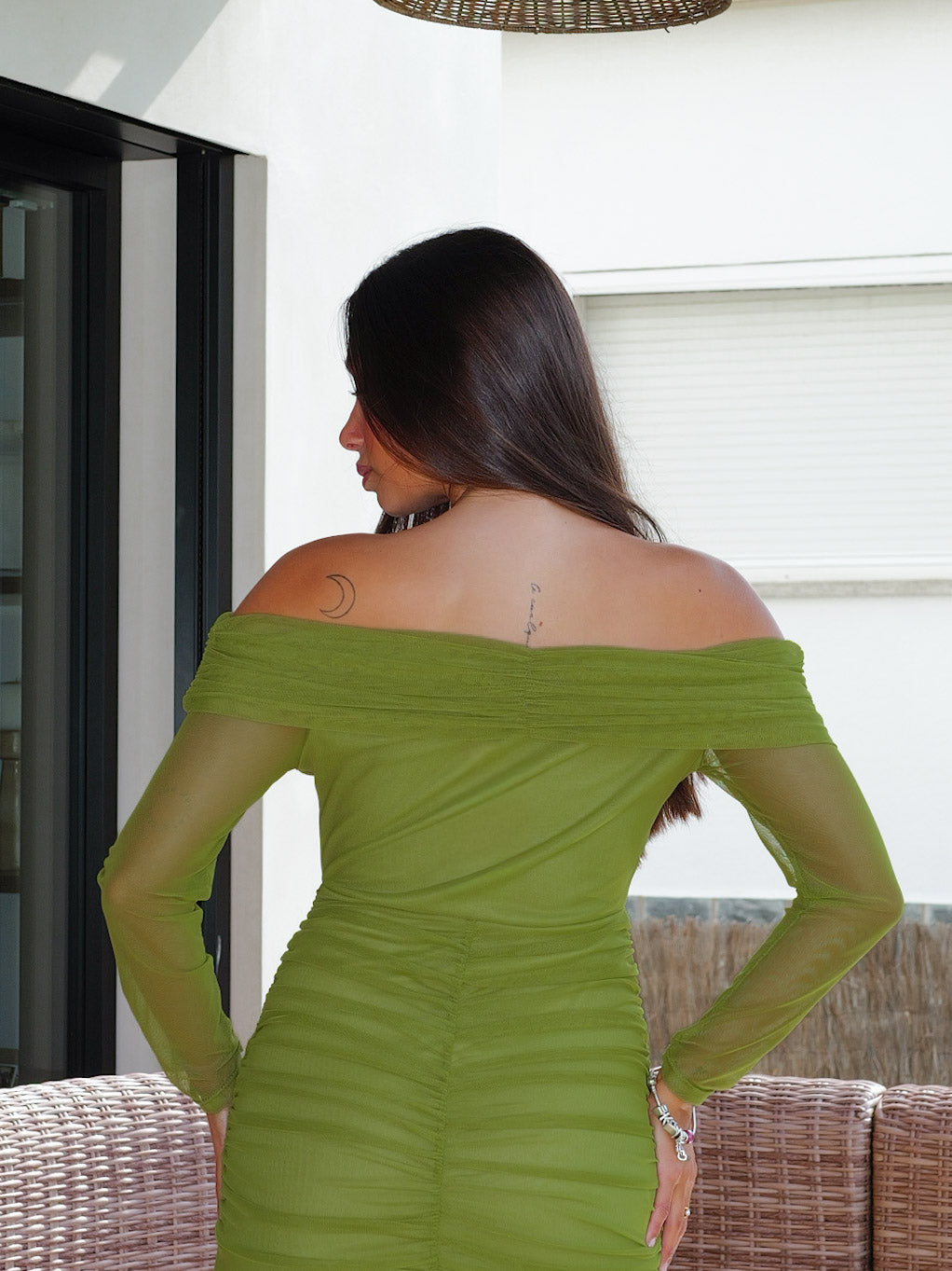 Vestido barco mangas tulle oliva