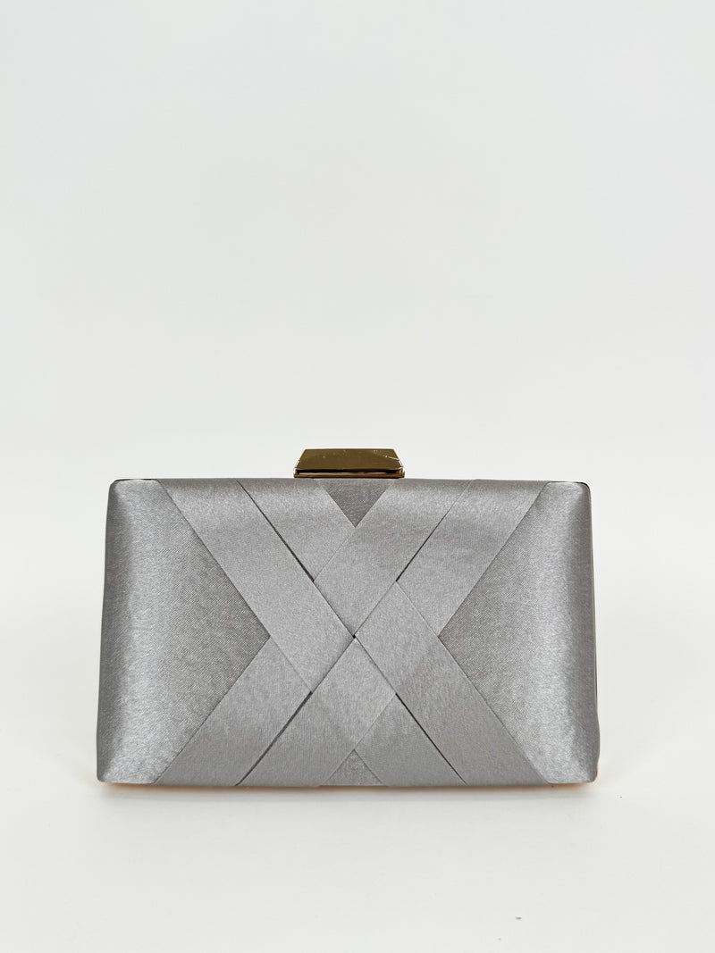 Clutch satinado plateado