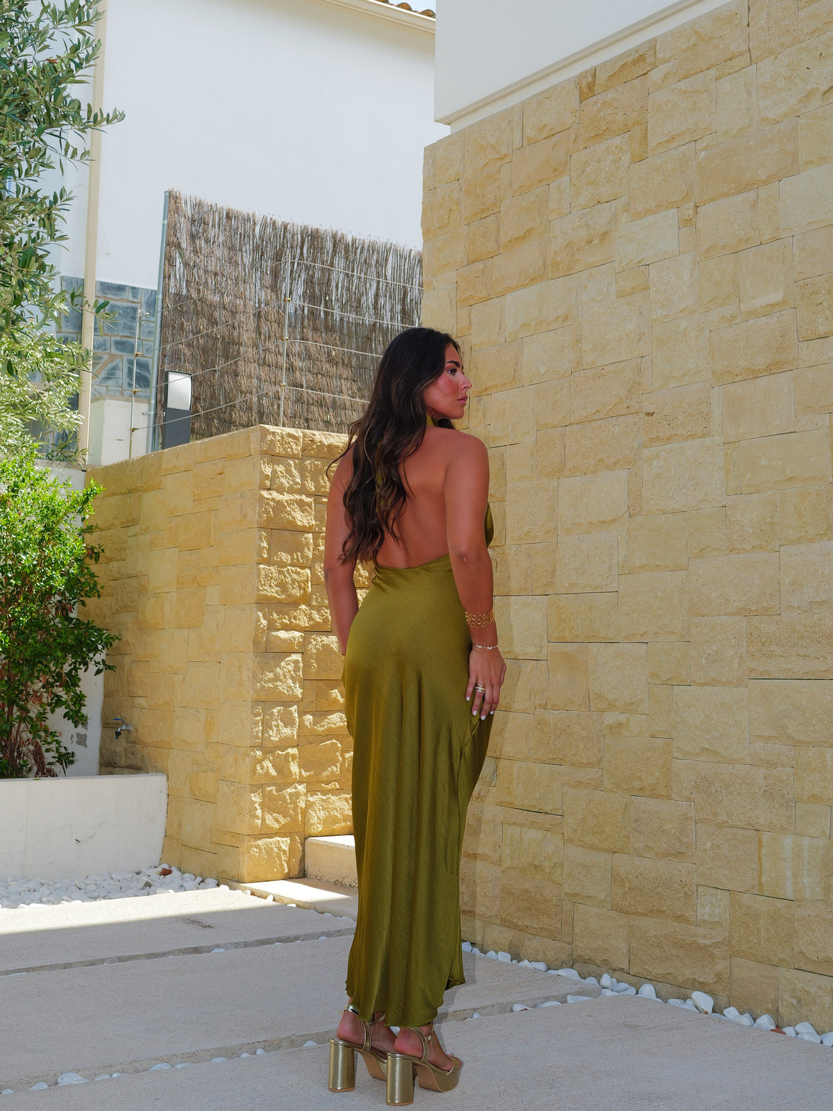 Vestido largo raso espalda halter oliva