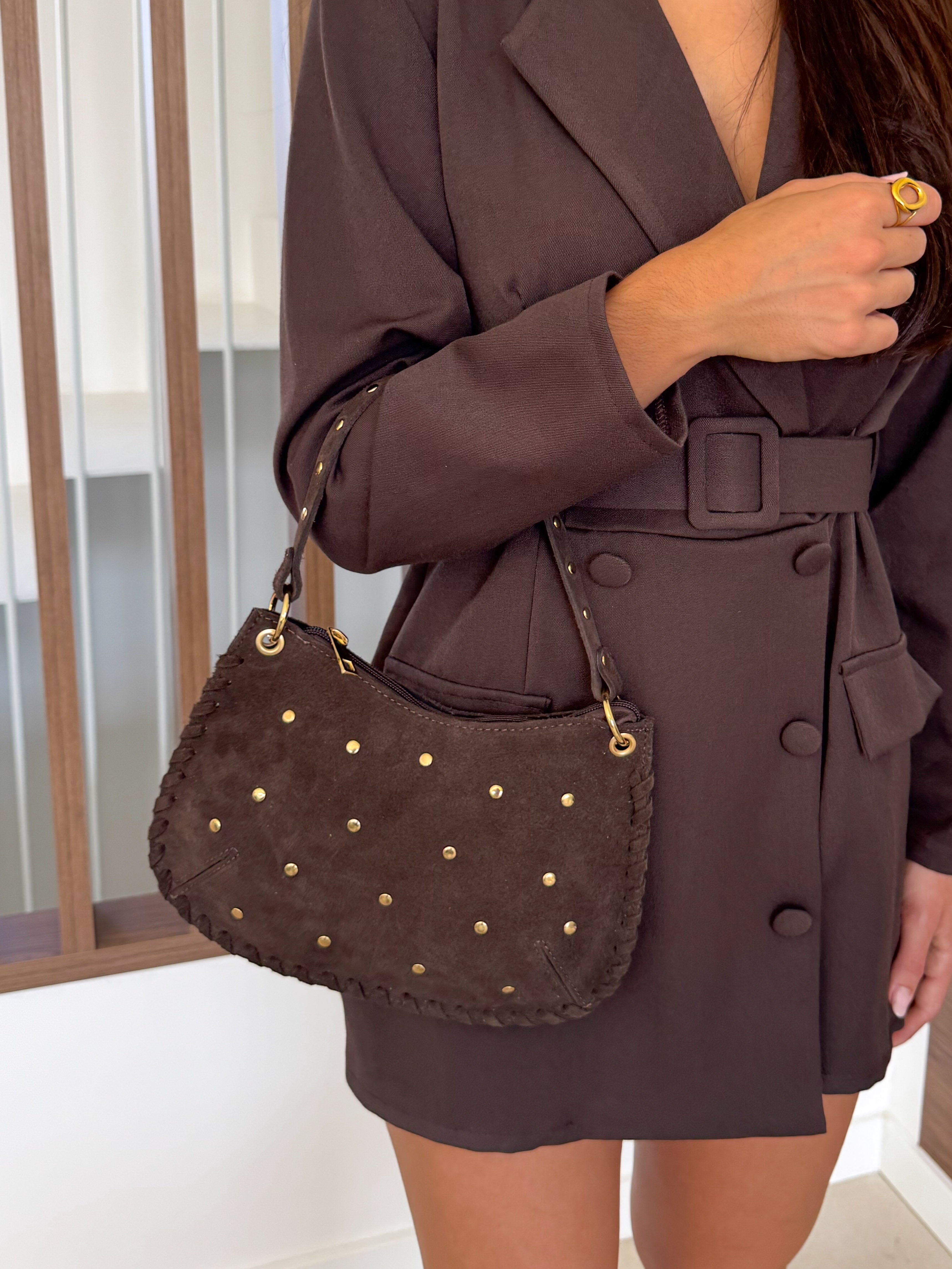 Bolso mini tachuelas dorado chocolate