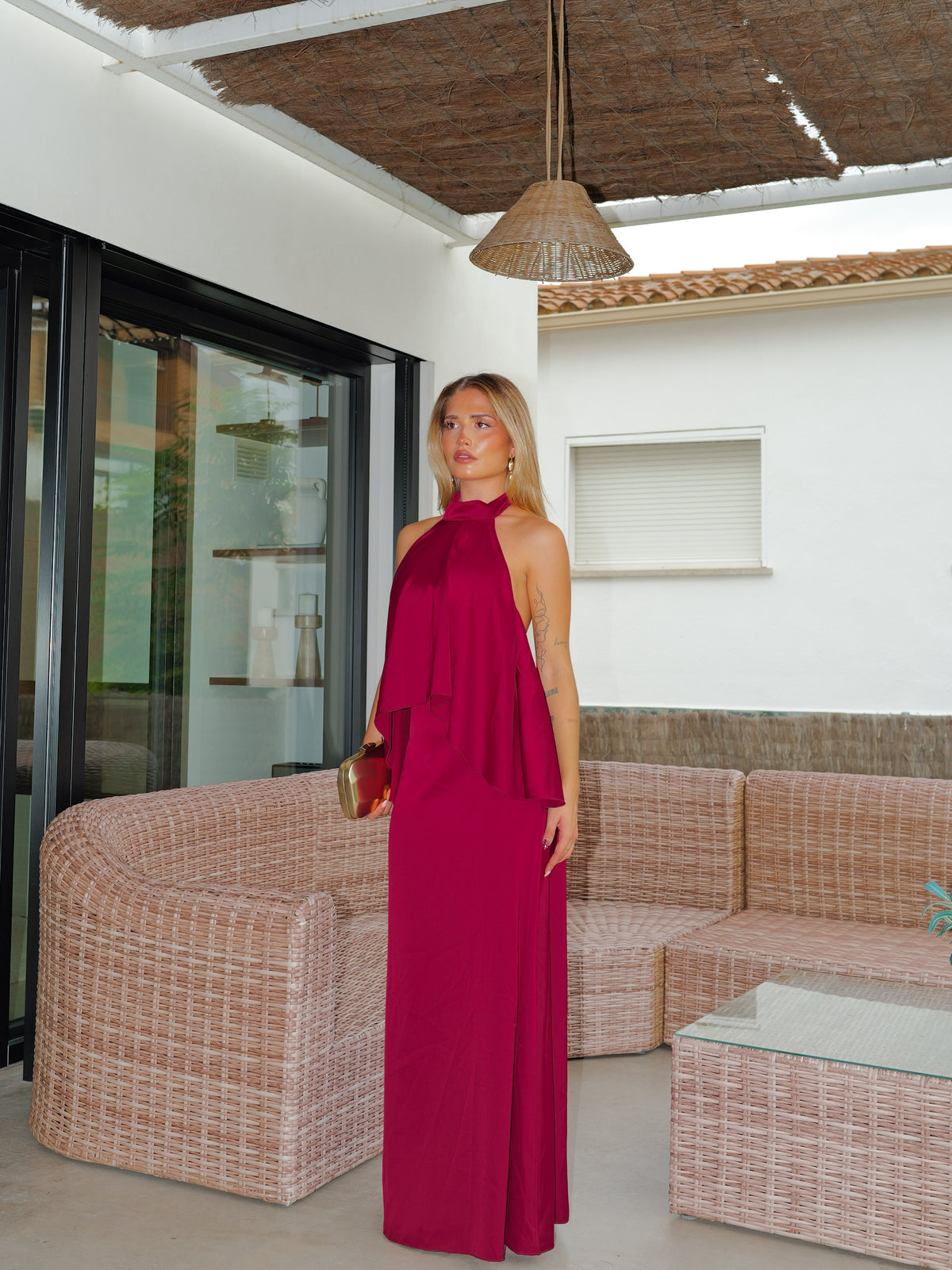 Vestido de cetim com capa cor de bordô