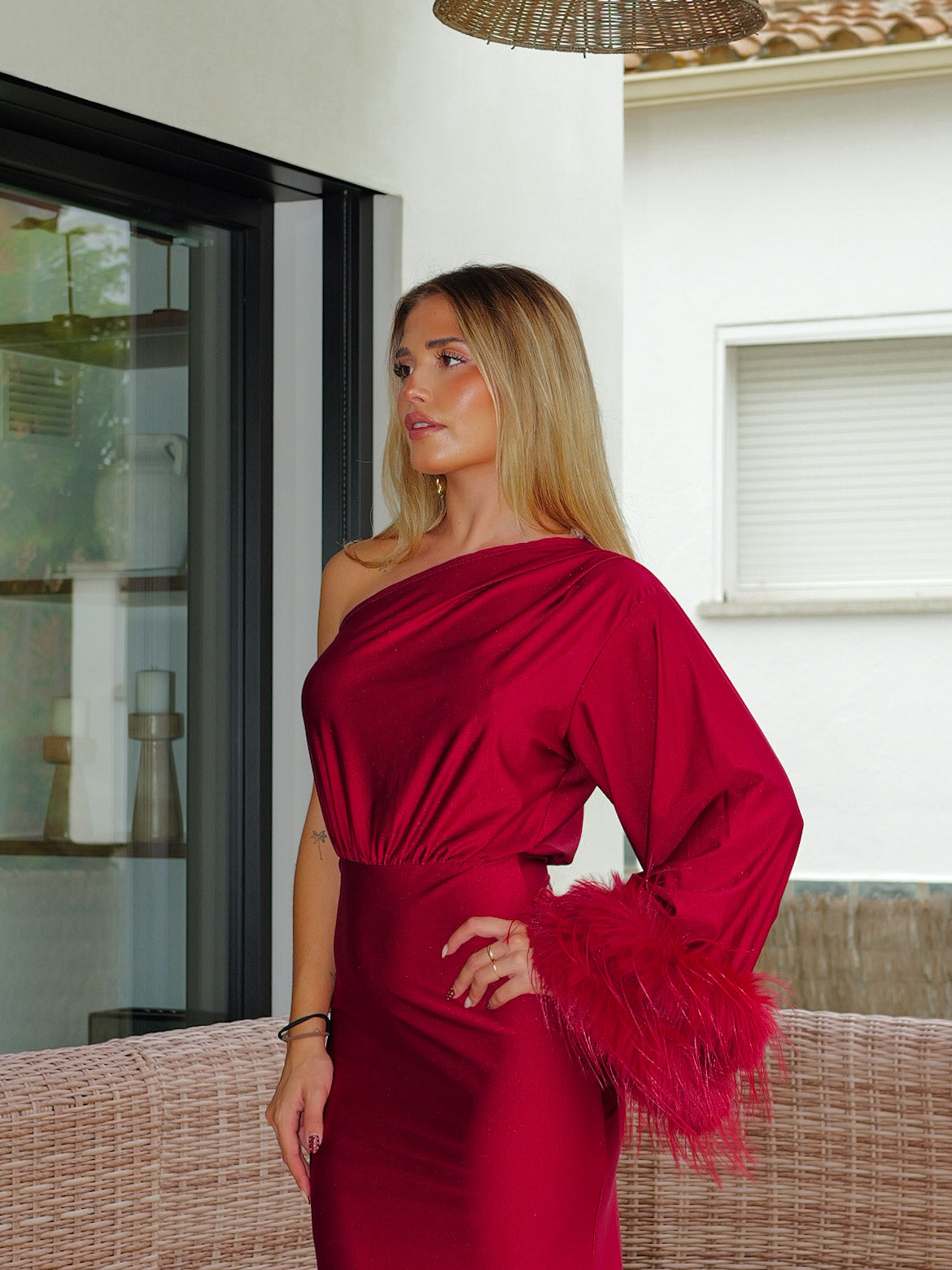 Vestido largo asimétrico manga pluma burdeos