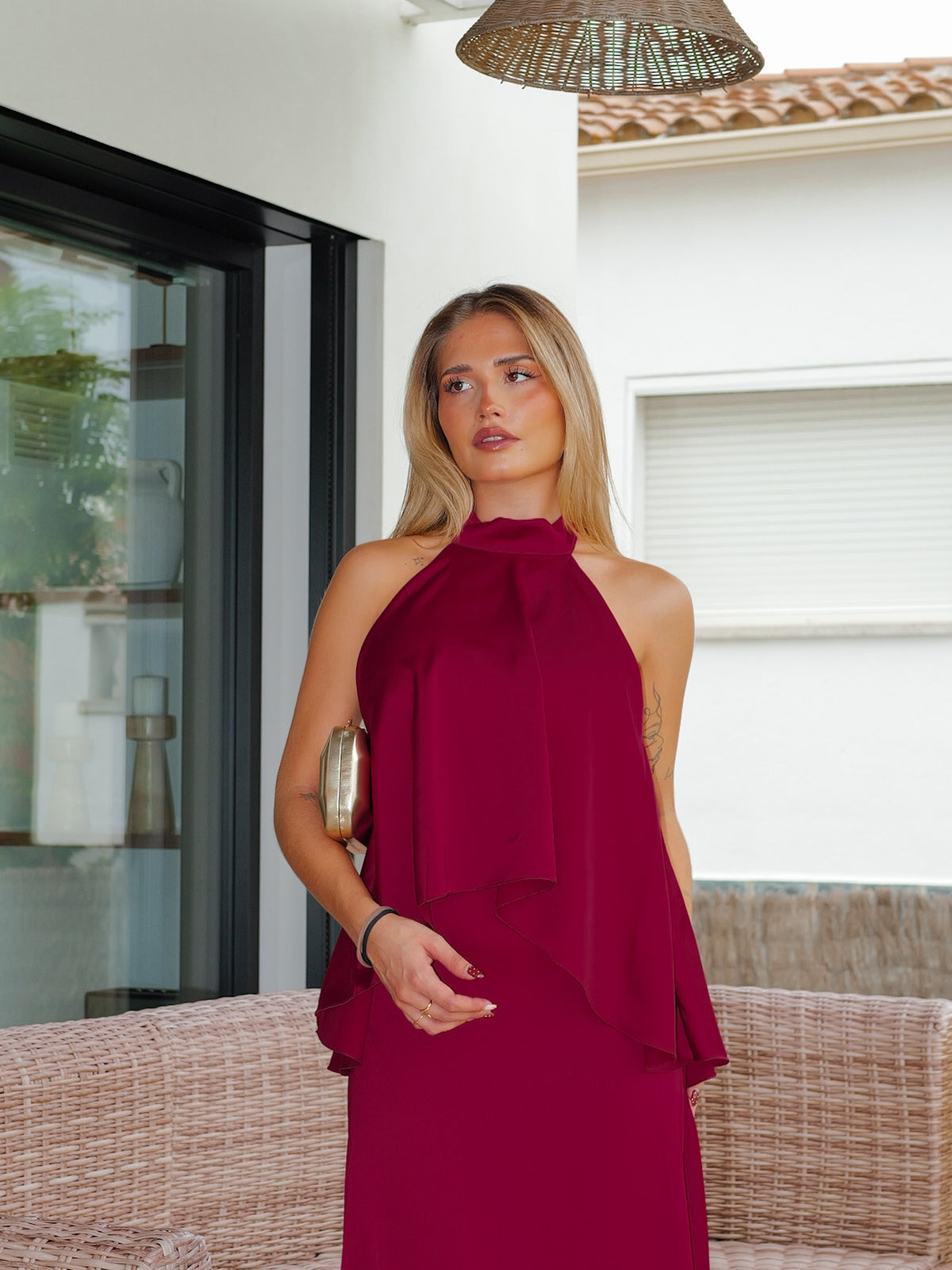 Vestido de cetim com capa cor de bordô