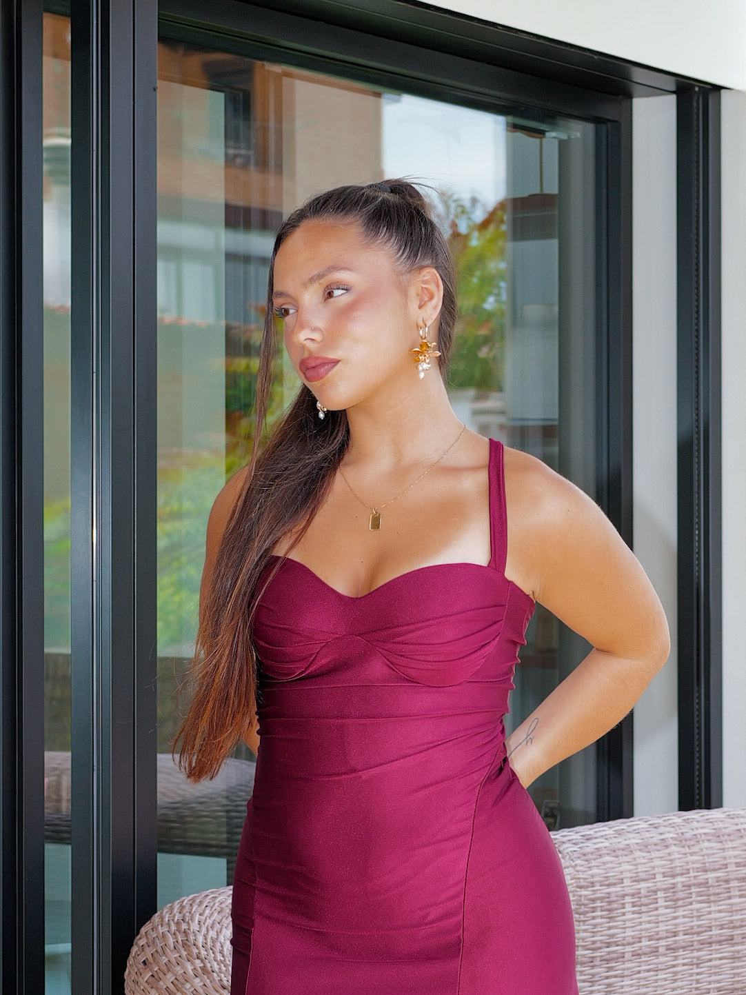 Vestido entrelazado escote concha burdeos