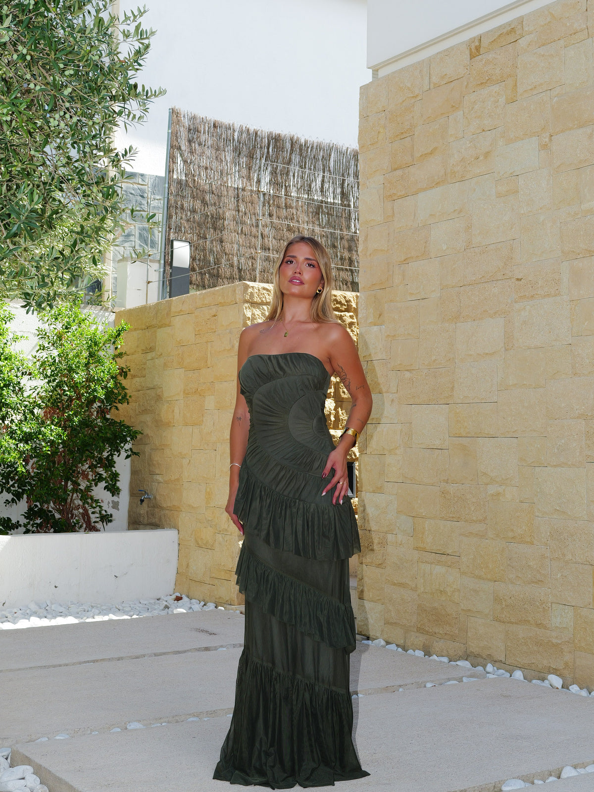 Abito con volant arricciati in tulle color oliva