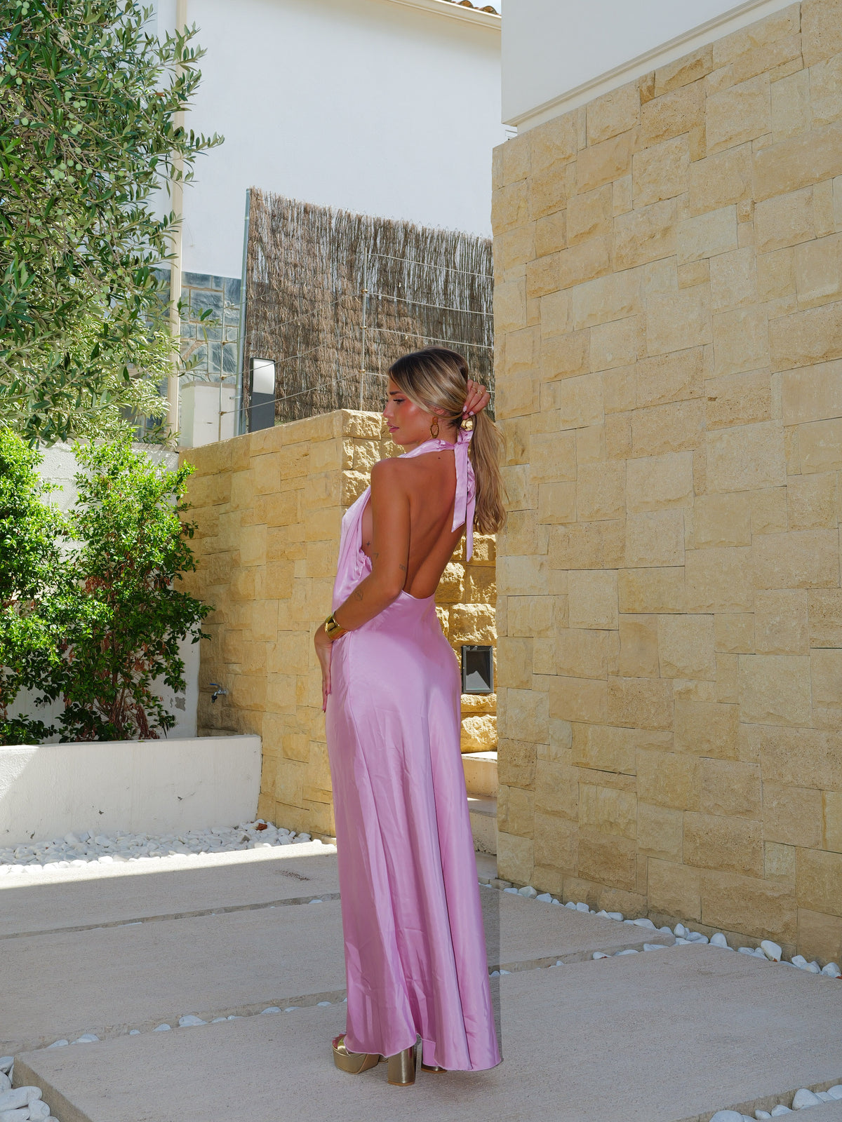 Vestido largo raso espalda halter rosa
