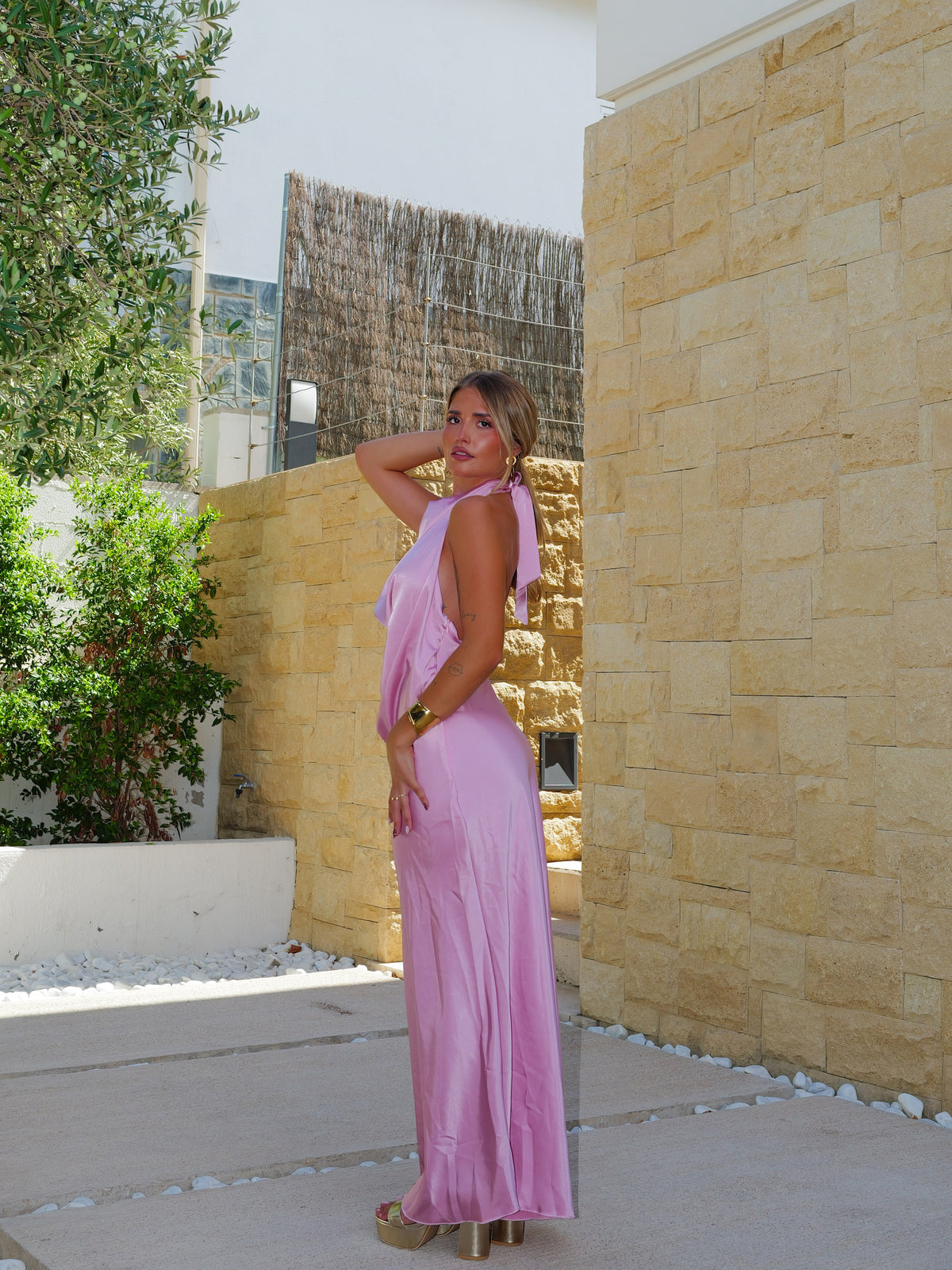 Vestido largo raso espalda halter rosa