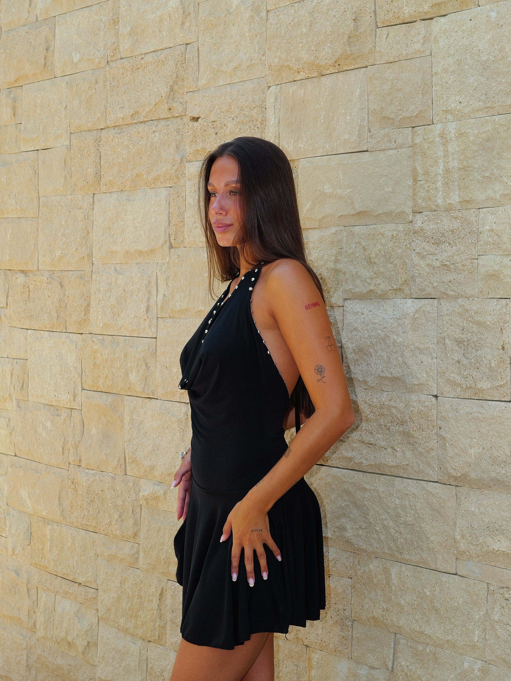 Vestido mini halter tachuelas negro