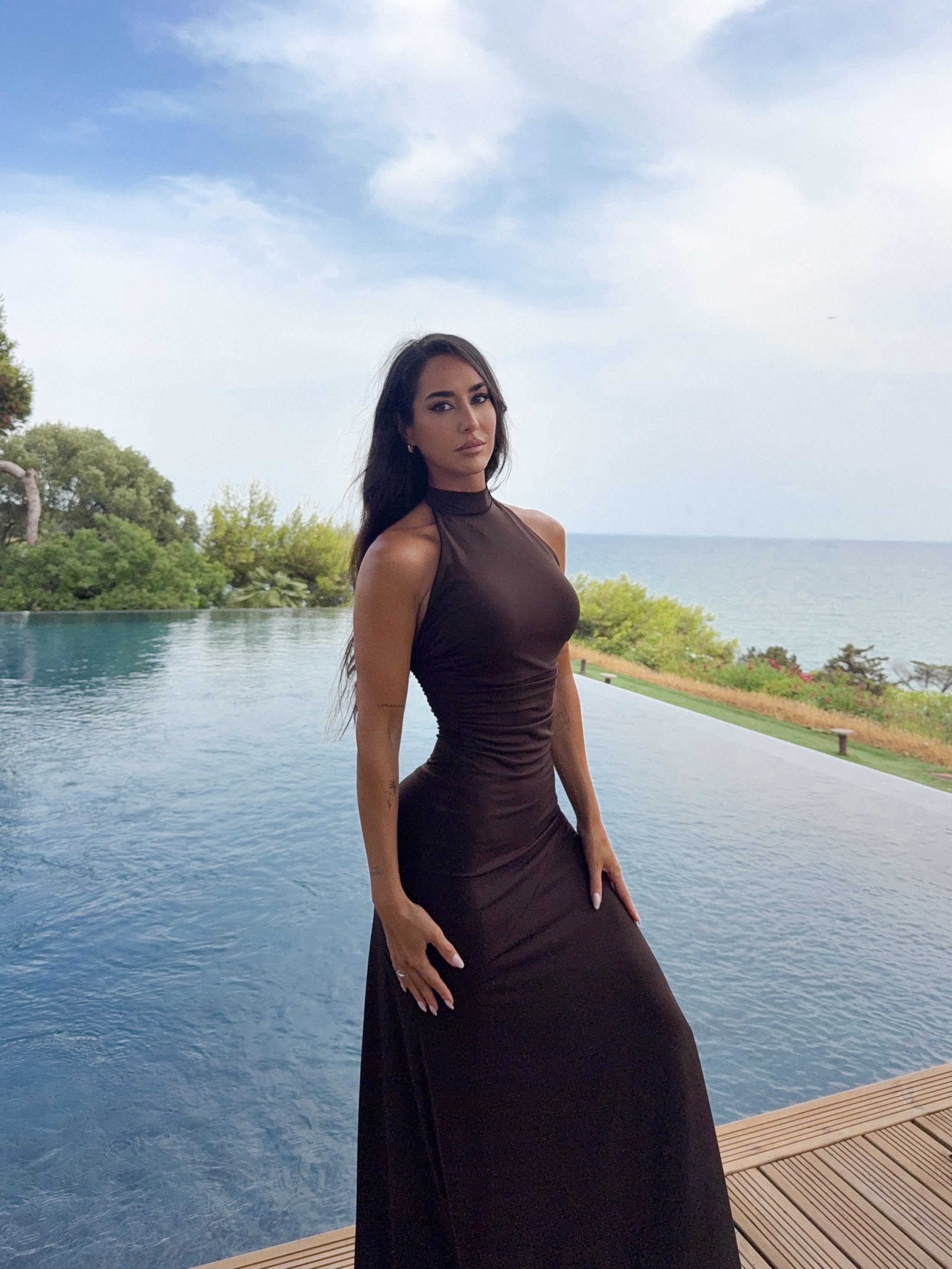 Vestido halter drapeado sirena chocolate
