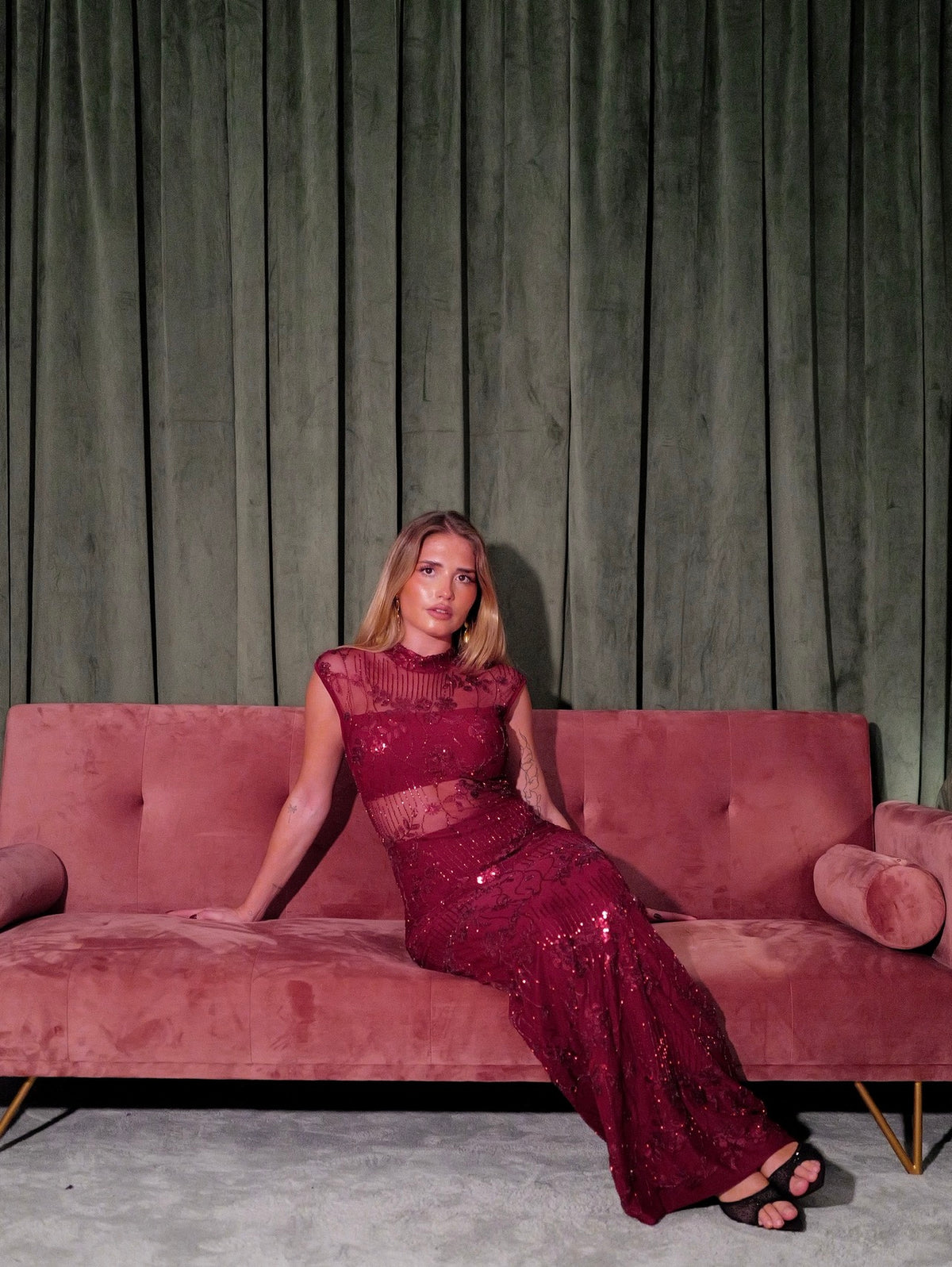 Long, sequined dress with a Perkins neckline in burgundy