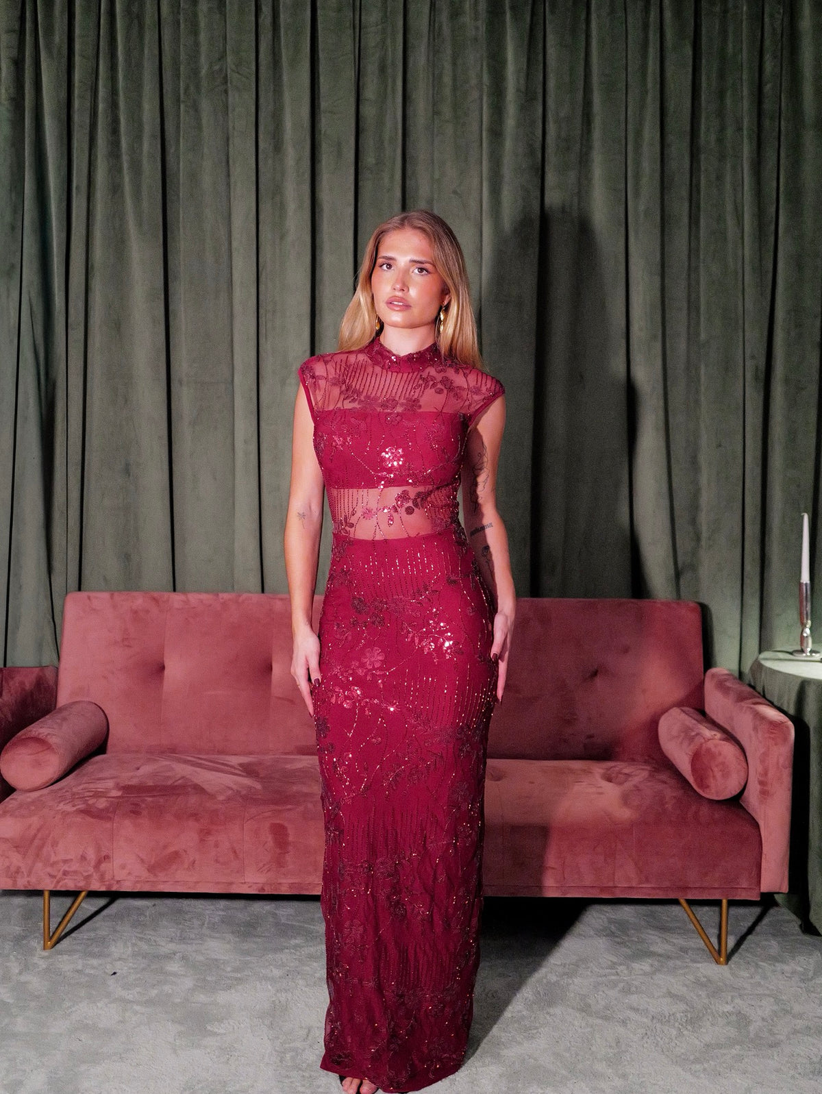 Long, sequined dress with a Perkins neckline in burgundy