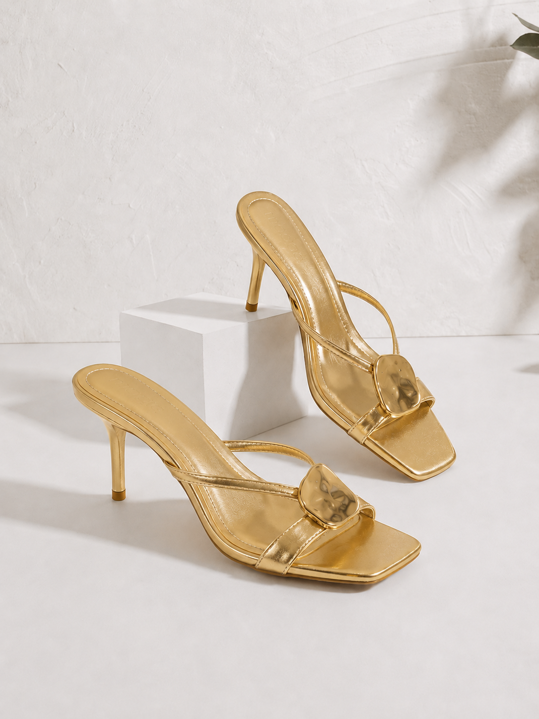 Sandalias bandas detalle dorado