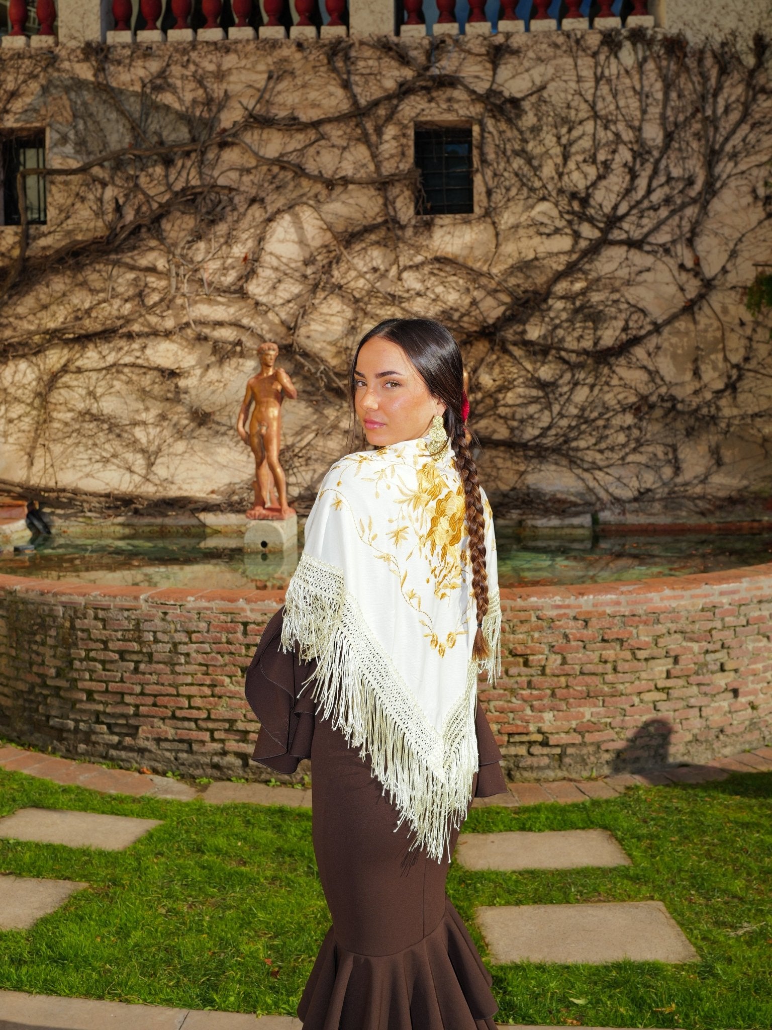Flamenco(中古品) Flamenco shawl with electric-colored floral embroidery