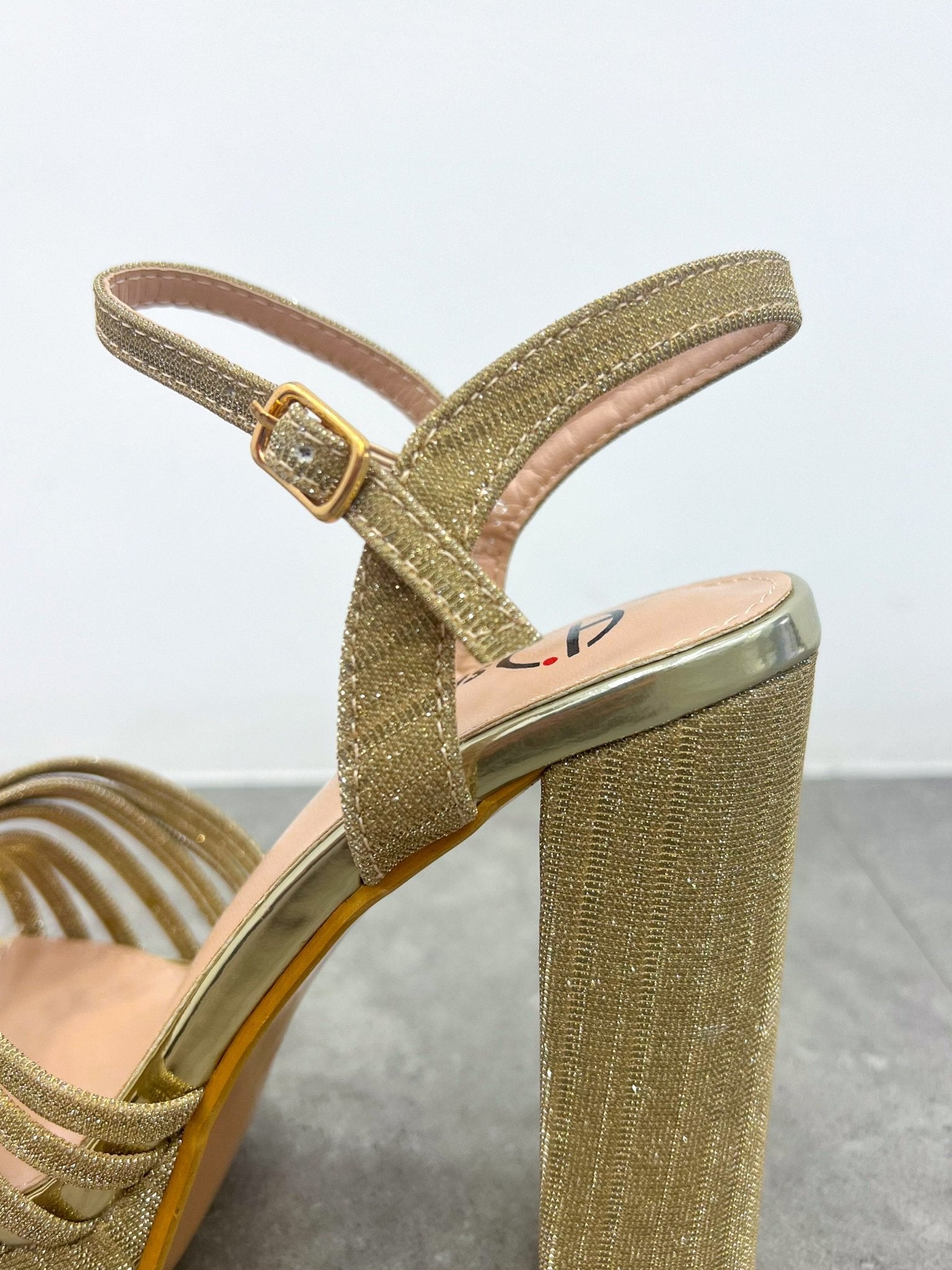 Sandales entrelacées dorées brillantes - Sorellas The Brand Barcelona S.L