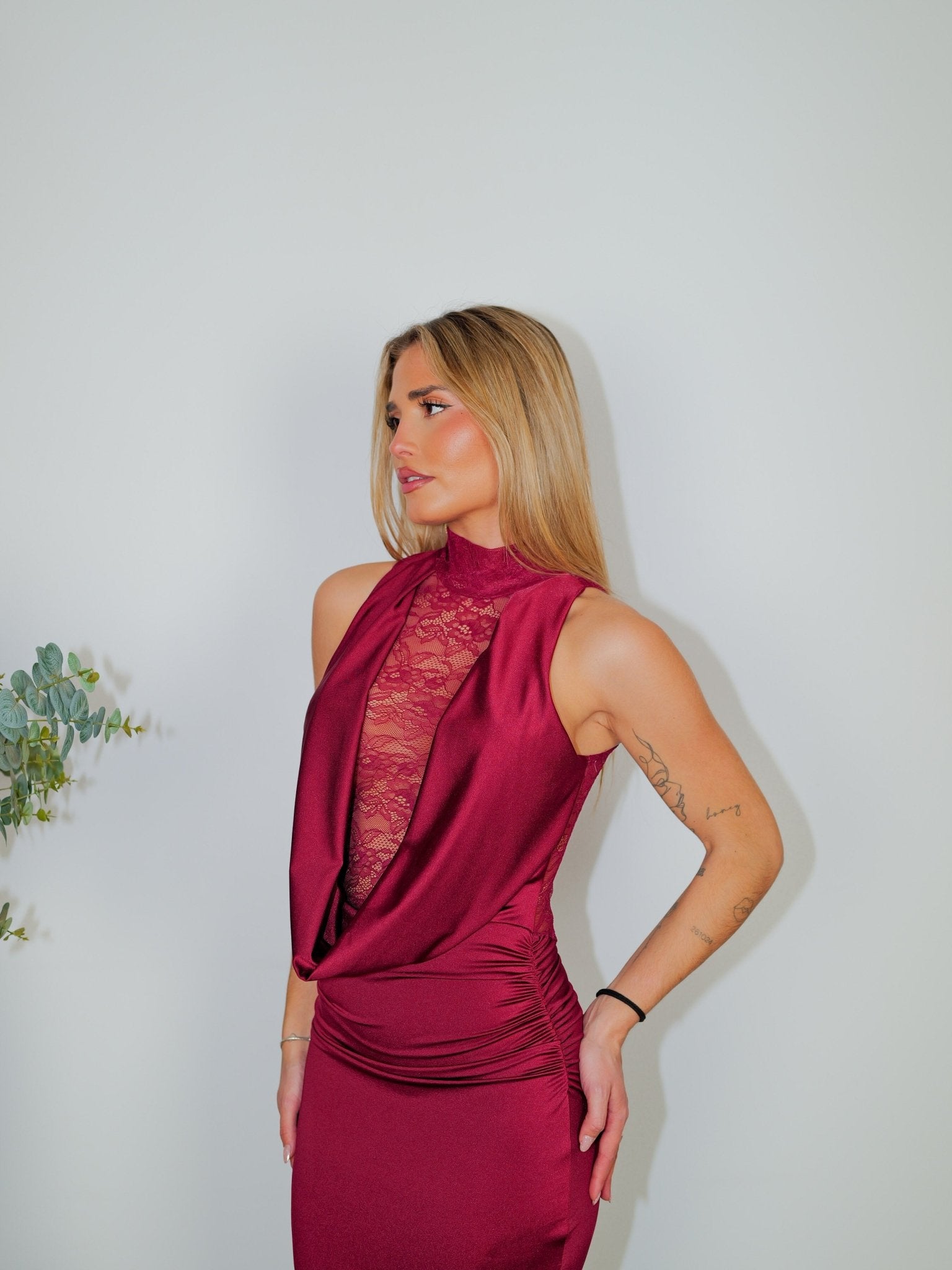 Abito lungo con scollo a cascata in pizzo bordeaux - Sorellas The Brand Barcelona S.L