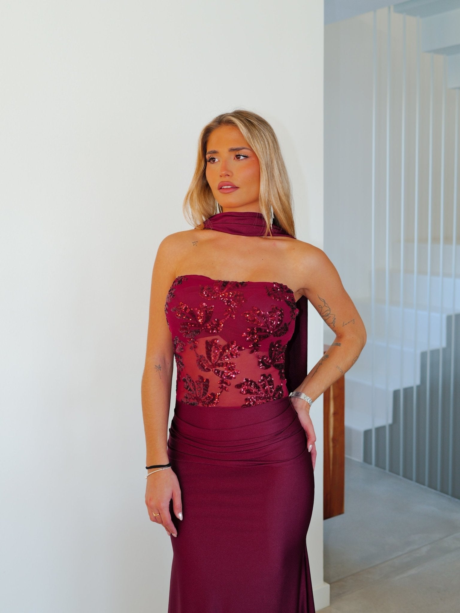 Vestido largo detalles choker palabra burdeos - Sorellas The Brand Barcelona S.L