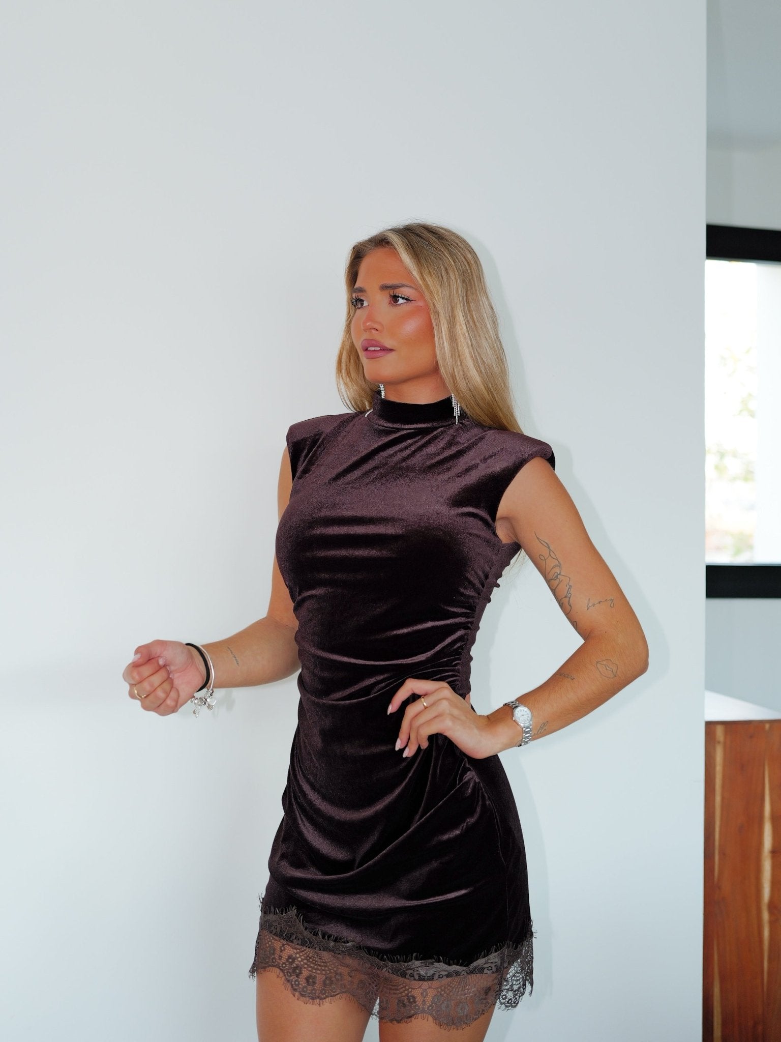 Vestido mini velvet bajo lencero chocolate - Sorellas The Brand Barcelona S.L