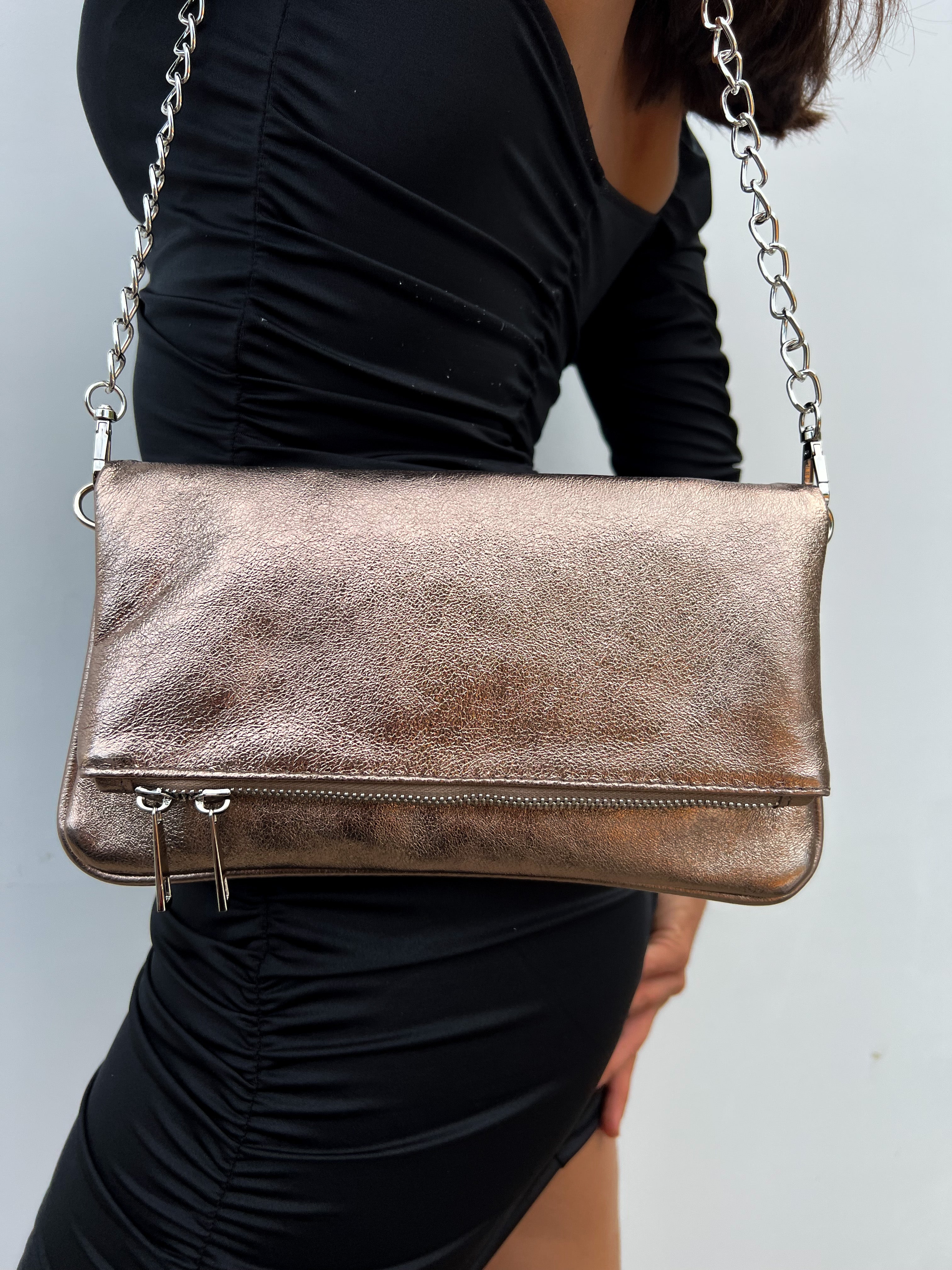 Bolso piel cadenas bronce