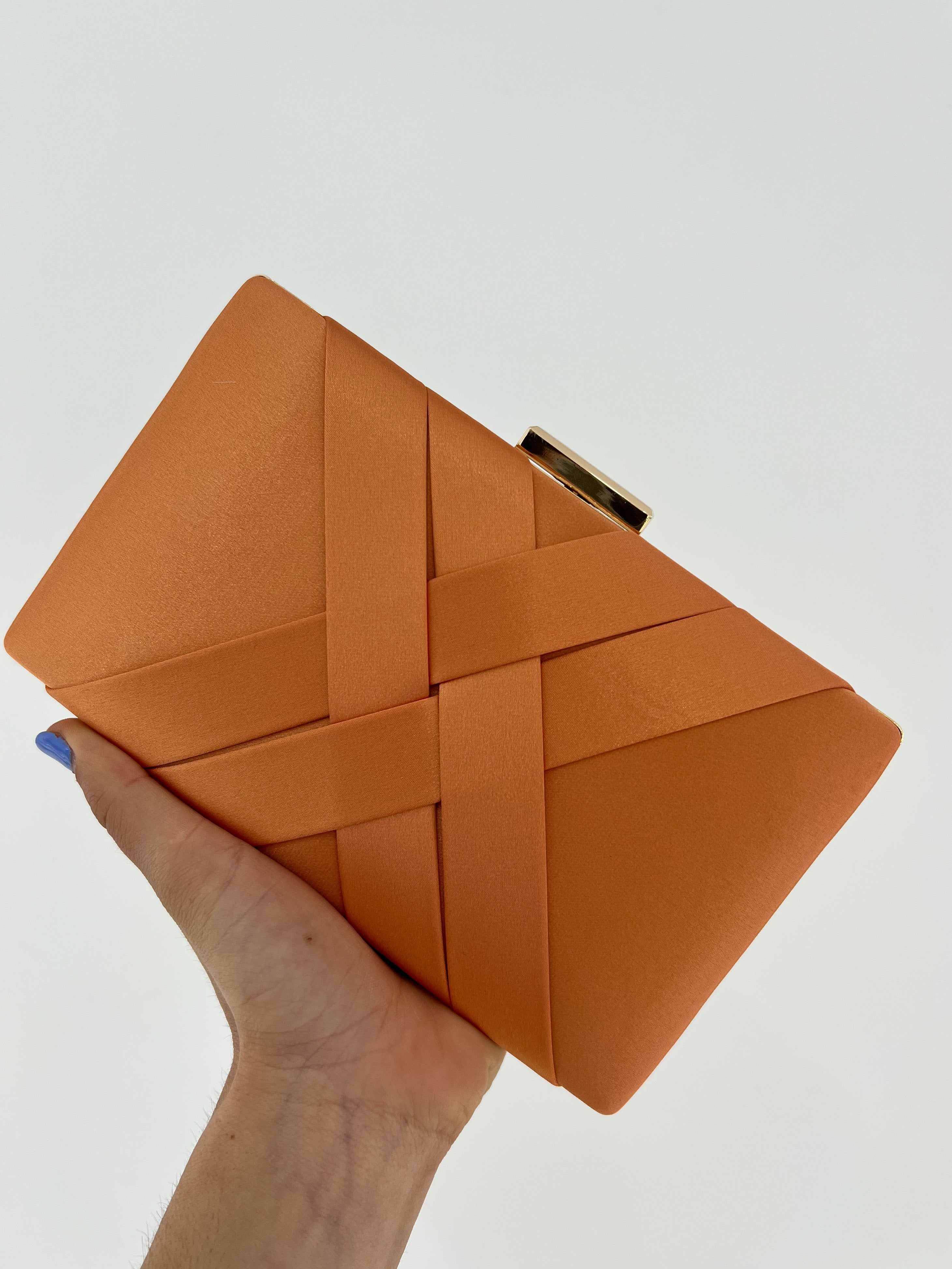 Clutch satinado naranja