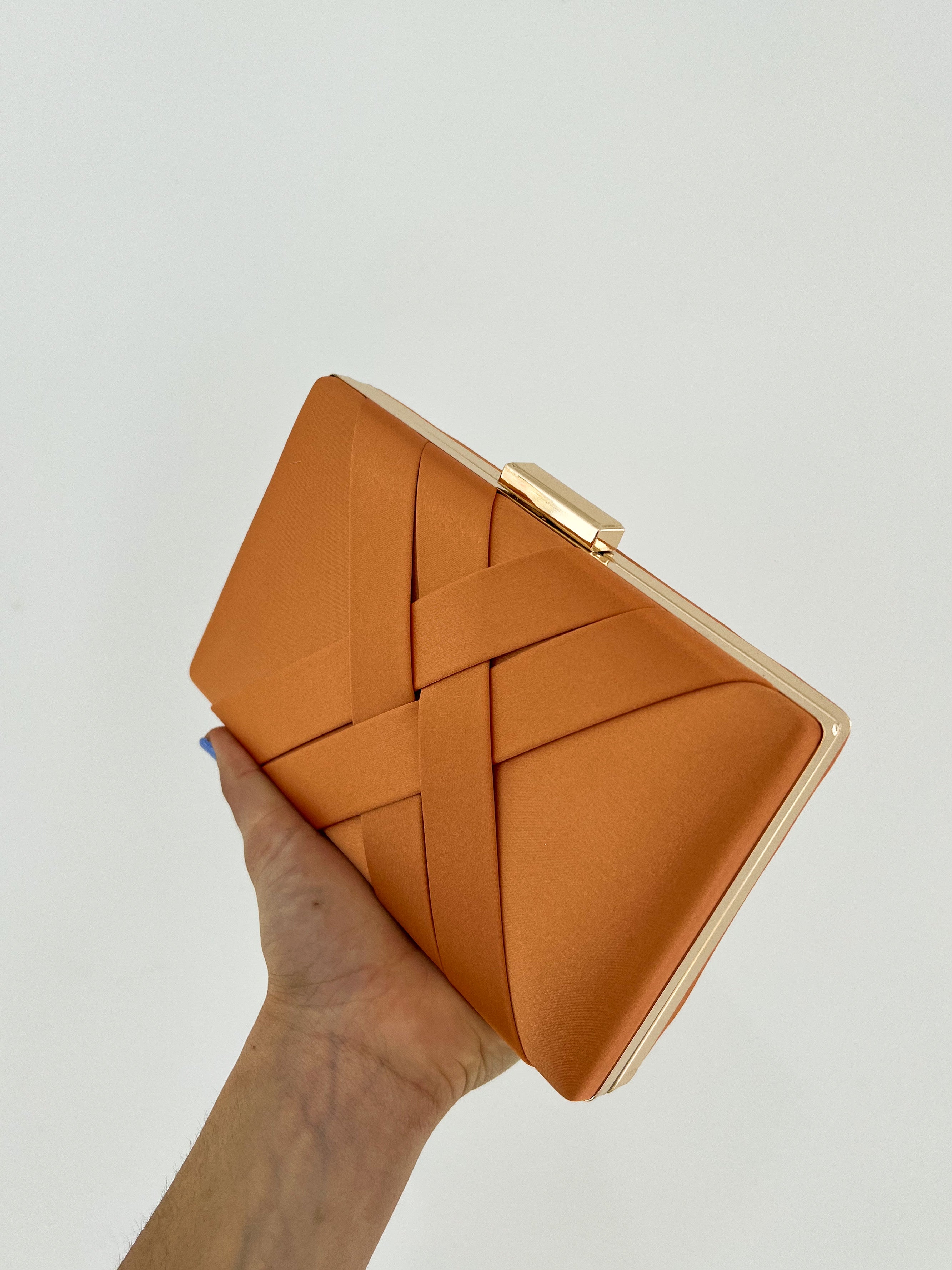 Clutch satinado naranja