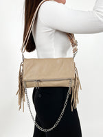 Bolso piel cadenas flecos cafe